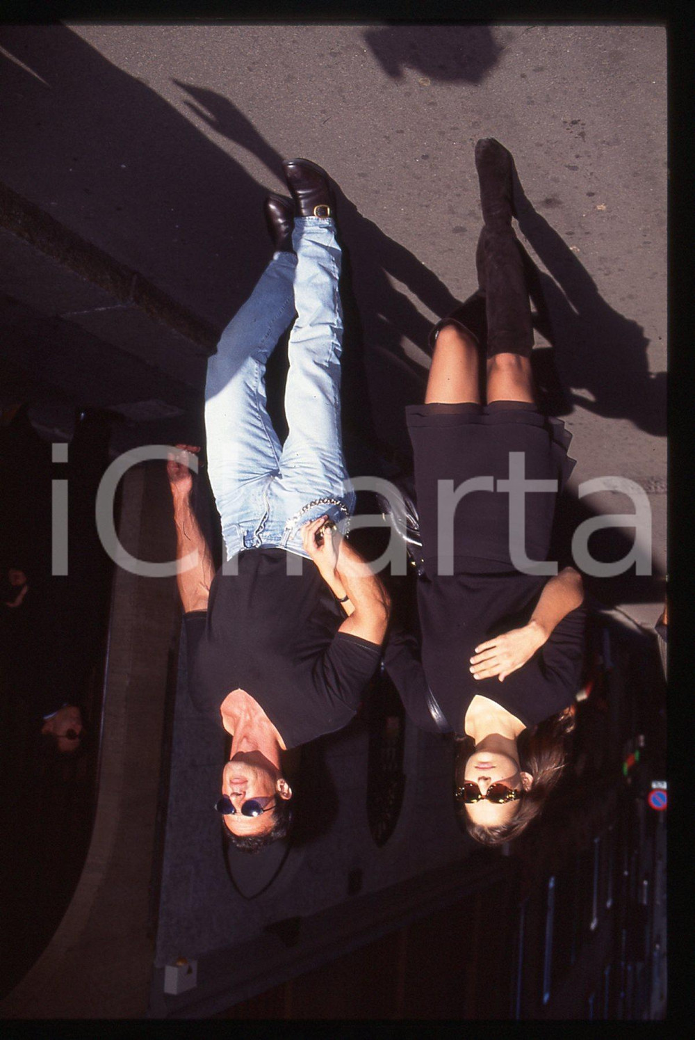 Sylvester STALLONE ed Andrea WIESER - MILANO 1994 35 mm vintage slide 18 Diapositiva d'epoca, in formato 35 mm.CONDIZIONI: GOODE' severamente vietata la riproduzione. Tutti i diritti sono riservati.Nella diapositiva ICharta mette in vendita, sul negozio eBay e in esclusiva sul sito "icharta" il proprio archivio composto da numerose diapositive e negativi fotografici d'epoca, tutti originali e autentici, che attraversano la storia del costume italiano tra gli la fine degli anni Sessanta e Novanta.Si tratta di uno sguardo inedito sull'attualità, la politica, la vita quotidiana, il gossip e la cultura, che fotografa il cambiamento della nazione in quest'ultimo scorcio del XX secolo. Un'occasione unica per il mercato del collezionismo, che vede finalmente disponibile un archivio eccezionale per vastità, tematiche e condizioni, in un settore (il negativo fotografico e la diapositiva) di assoluta novità e dalle interessanti prospettive di investimento.  GOOD/buono   originale e autentica 1
