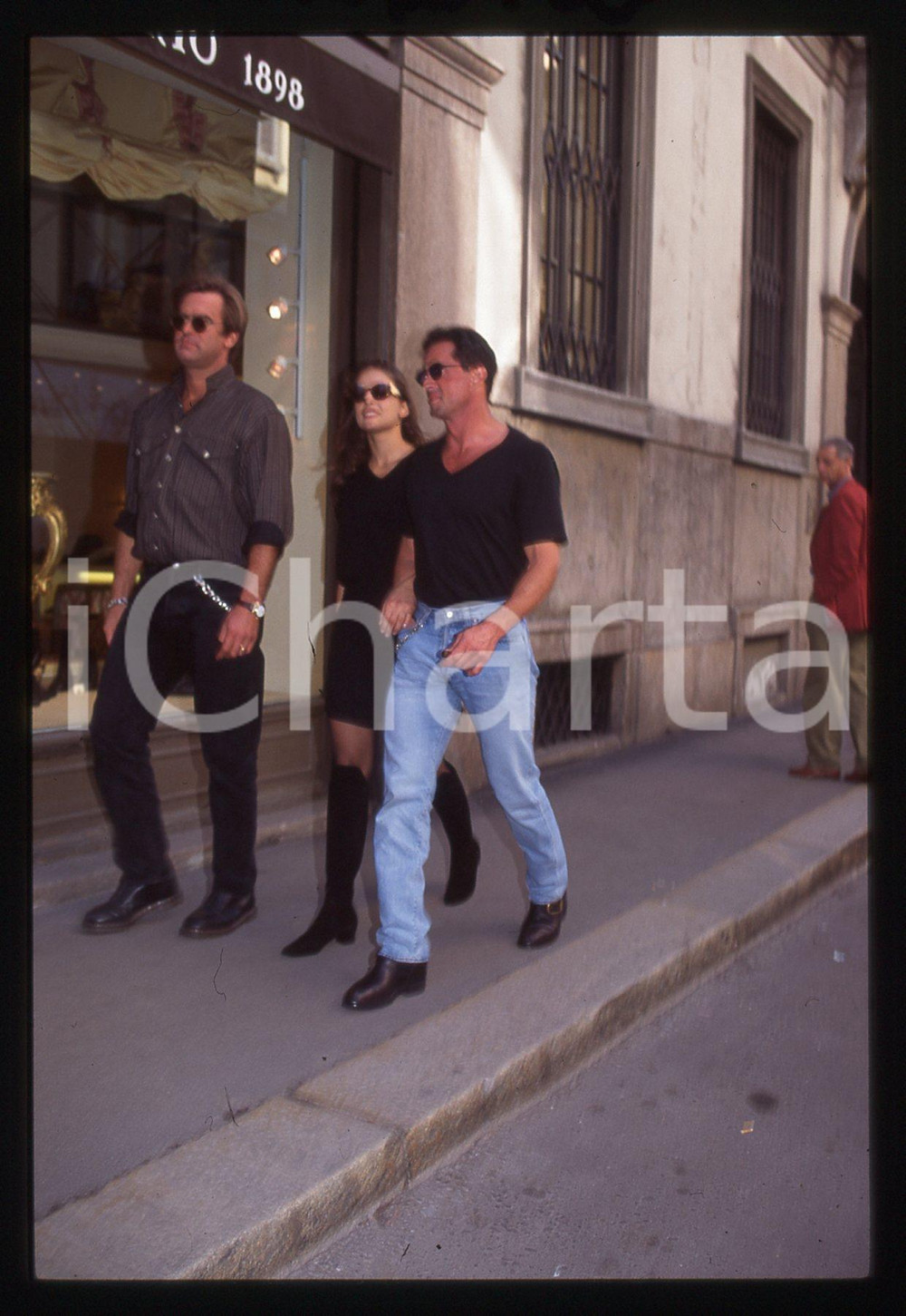 Sylvester STALLONE ed Andrea WIESER - MILANO 1994 35 mm vintage slide 20 Diapositiva d'epoca, in formato 35 mm.CONDIZIONI: GOODE' severamente vietata la riproduzione. Tutti i diritti sono riservati.Nella diapositiva ICharta mette in vendita, sul negozio eBay e in esclusiva sul sito "icharta" il proprio archivio composto da numerose diapositive e negativi fotografici d'epoca, tutti originali e autentici, che attraversano la storia del costume italiano tra gli la fine degli anni Sessanta e Novanta.Si tratta di uno sguardo inedito sull'attualità, la politica, la vita quotidiana, il gossip e la cultura, che fotografa il cambiamento della nazione in quest'ultimo scorcio del XX secolo. Un'occasione unica per il mercato del collezionismo, che vede finalmente disponibile un archivio eccezionale per vastità, tematiche e condizioni, in un settore (il negativo fotografico e la diapositiva) di assoluta novità e dalle interessanti prospettive di investimento.  GOOD/buono   originale e autentica 1