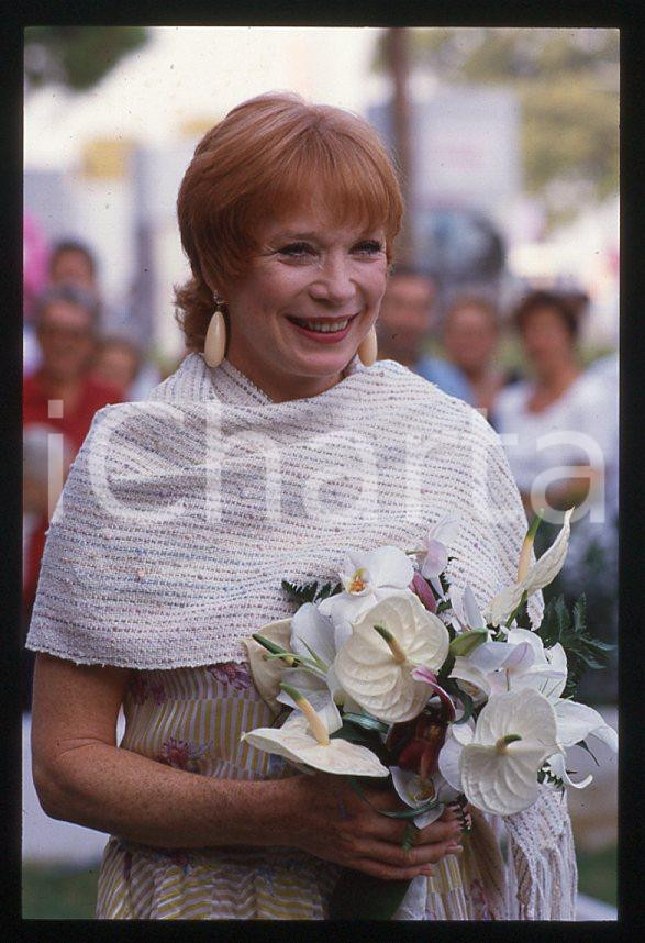 Shirley MacLAINE - VENEZIA Mostra del Cinema 1988 *35mm vintage slide (2) Diapositiva originale, in formato 35 mm.Per i diritti rivolgersi a ICharta.E' severamente vietata la riproduzione. Tutti i diritti sono riservati.ICharta mette in vendita, sul negozio eBay e in esclusiva sul sito "icharta" il proprio archivio composto da numerose diapositive e negativi fotografici d'epoca, tutti originali e autentici, che attraversano la storia del costume tra la fine degli anni Sessanta e Novanta.Si tratta di uno sguardo inedito sull'attualità, la politica, la vita quotidiana, il gossip e la cultura, che fotografa il cambiamento della nazione in quest'ultimo scorcio del XX secolo. Un'occasione unica per il mercato del collezionismo, che vede finalmente disponibile un archivio eccezionale per vastità, tematiche e condizioni, in un settore (il negativo fotografico e la diapositiva) di assoluta novità e dalle interessanti prospettive di investimento.  GOOD/buono   originale e autentica 1