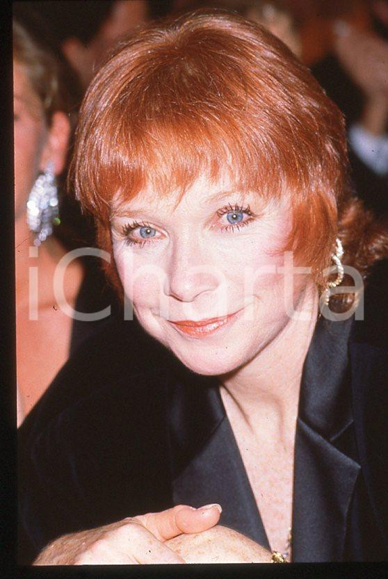 Shirley MacLAINE actress -1990 ca - Portrait *35mm vintage slide (4) Diapositiva originale, in formato 35 mm.Per i diritti rivolgersi a ICharta.E' severamente vietata la riproduzione. Tutti i diritti sono riservati.ICharta mette in vendita, sul negozio eBay e in esclusiva sul sito "icharta" il proprio archivio composto da numerose diapositive e negativi fotografici d'epoca, tutti originali e autentici, che attraversano la storia del costume tra la fine degli anni Sessanta e Novanta.Si tratta di uno sguardo inedito sull'attualità, la politica, la vita quotidiana, il gossip e la cultura, che fotografa il cambiamento della nazione in quest'ultimo scorcio del XX secolo. Un'occasione unica per il mercato del collezionismo, che vede finalmente disponibile un archivio eccezionale per vastità, tematiche e condizioni, in un settore (il negativo fotografico e la diapositiva) di assoluta novità e dalle interessanti prospettive di investimento.  GOOD/buono   originale e autentica 1