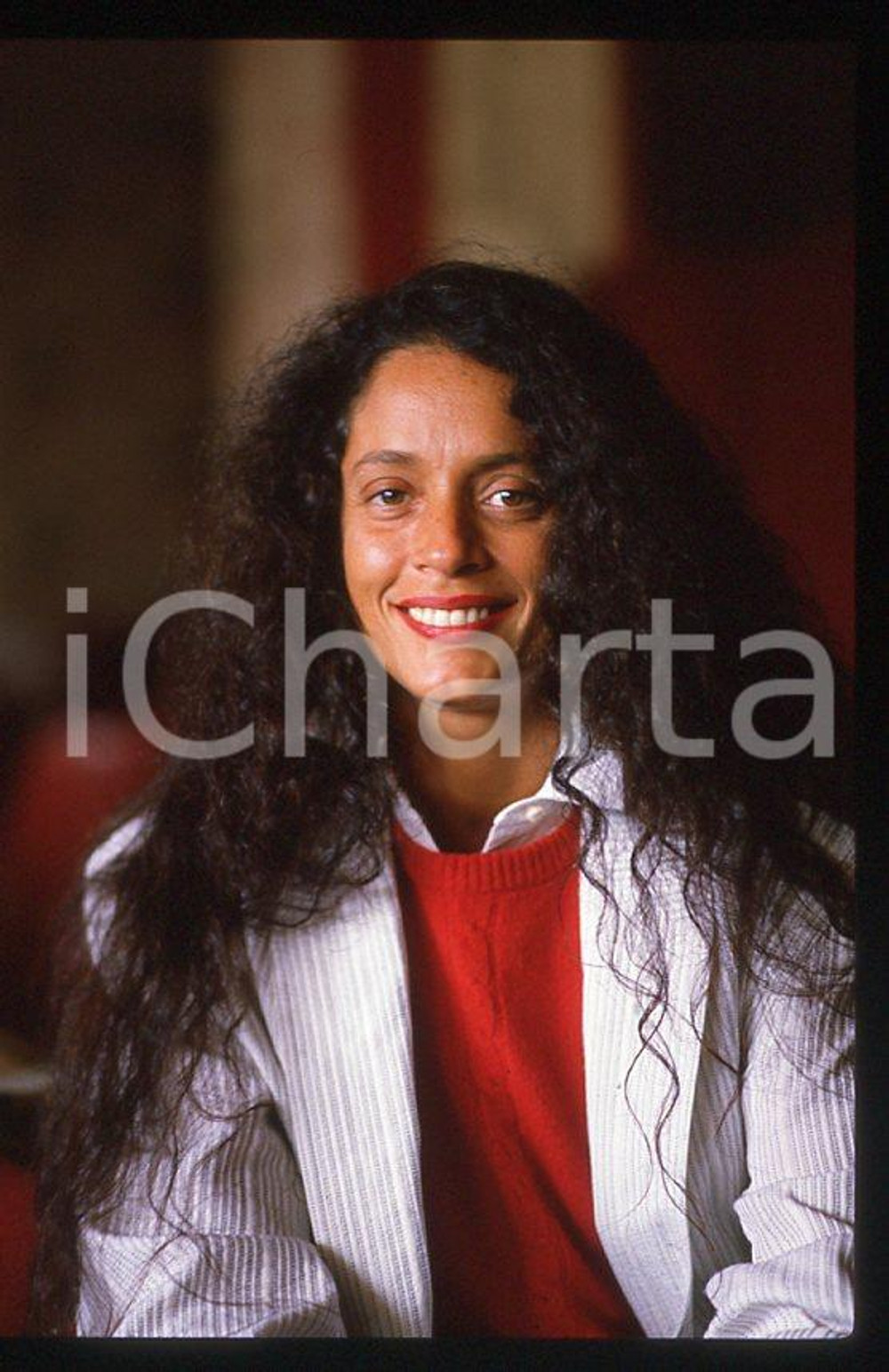 Sonia BRAGA actress - CANNES Festival 1985 *35mm vintage slide 19 Diapositiva originale, in formato 35 mm.Per i diritti rivolgersi a ICharta.E' severamente vietata la riproduzione. Tutti i diritti sono riservati.ICharta mette in vendita, sul negozio eBay e in esclusiva sul sito "icharta" il proprio archivio composto da numerose diapositive e negativi fotografici d'epoca, tutti originali e autentici, che attraversano la storia del costume tra la fine degli anni Sessanta e Novanta.Si tratta di uno sguardo inedito sull'attualità, la politica, la vita quotidiana, il gossip e la cultura, che fotografa il cambiamento della nazione in quest'ultimo scorcio del XX secolo. Un'occasione unica per il mercato del collezionismo, che vede finalmente disponibile un archivio eccezionale per vastità, tematiche e condizioni, in un settore (il negativo fotografico e la diapositiva) di assoluta novità e dalle interessanti prospettive di investimento.  GOOD/buono   originale e autentica 1
