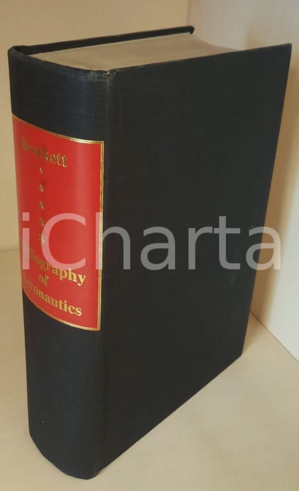 1910 Paul BROCKETT Bibliography of Aeronautics - Smithsonian *REPRINT 1997 (1) Pubblicazione originale d'epoca, brossura editoriale con copertina in tela.Edizione facsimile dell'originale pubblicato nel 1910 dalla Smithsonian Institution, volume 55. PAGINE: 940EDITORE: Staten Island, NY - Maurizio Martino FAIR/discreto ottime condizioni interne, ma tracce d'uso in copertina e lievi sporcature al taglio Formato: 14x22 cm originale e autentica 1