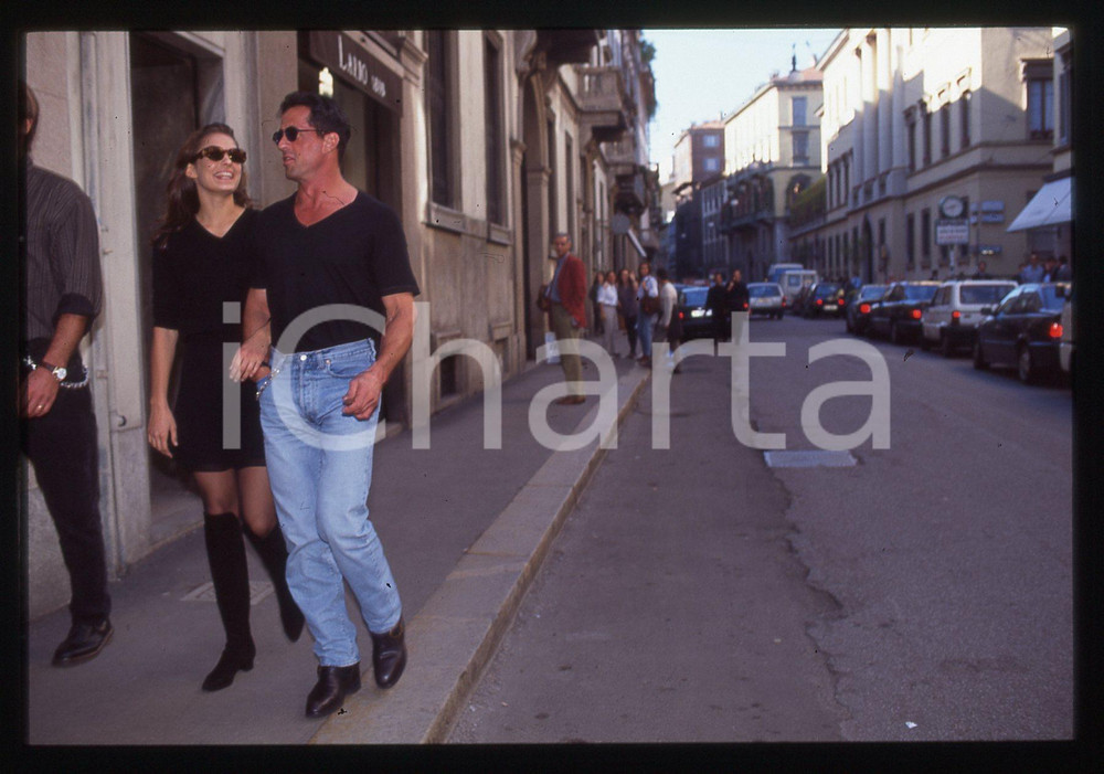 Sylvester STALLONE ed Andrea WIESER - MILANO 1994 35 mm vintage slide 23 Diapositiva d'epoca, in formato 35 mm.CONDIZIONI: GOODE' severamente vietata la riproduzione. Tutti i diritti sono riservati.Nella diapositiva ICharta mette in vendita, sul negozio eBay e in esclusiva sul sito "icharta" il proprio archivio composto da numerose diapositive e negativi fotografici d'epoca, tutti originali e autentici, che attraversano la storia del costume italiano tra gli la fine degli anni Sessanta e Novanta.Si tratta di uno sguardo inedito sull'attualità, la politica, la vita quotidiana, il gossip e la cultura, che fotografa il cambiamento della nazione in quest'ultimo scorcio del XX secolo. Un'occasione unica per il mercato del collezionismo, che vede finalmente disponibile un archivio eccezionale per vastità, tematiche e condizioni, in un settore (il negativo fotografico e la diapositiva) di assoluta novità e dalle interessanti prospettive di investimento.  GOOD/buono   originale e autentica 1