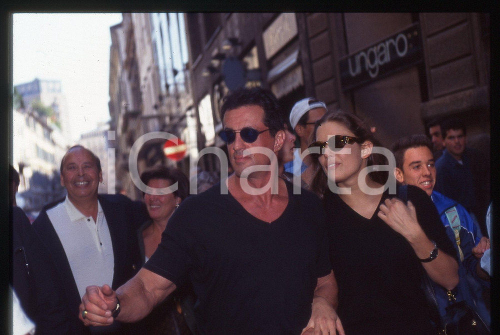 Sylvester STALLONE ed Andrea WIESER - MILANO 1994 35 mm vintage slide 25 Diapositiva d'epoca, in formato 35 mm.CONDIZIONI: GOODE' severamente vietata la riproduzione. Tutti i diritti sono riservati.Nella diapositiva ICharta mette in vendita, sul negozio eBay e in esclusiva sul sito "icharta" il proprio archivio composto da numerose diapositive e negativi fotografici d'epoca, tutti originali e autentici, che attraversano la storia del costume italiano tra gli la fine degli anni Sessanta e Novanta.Si tratta di uno sguardo inedito sull'attualità, la politica, la vita quotidiana, il gossip e la cultura, che fotografa il cambiamento della nazione in quest'ultimo scorcio del XX secolo. Un'occasione unica per il mercato del collezionismo, che vede finalmente disponibile un archivio eccezionale per vastità, tematiche e condizioni, in un settore (il negativo fotografico e la diapositiva) di assoluta novità e dalle interessanti prospettive di investimento.  GOOD/buono   originale e autentica 1