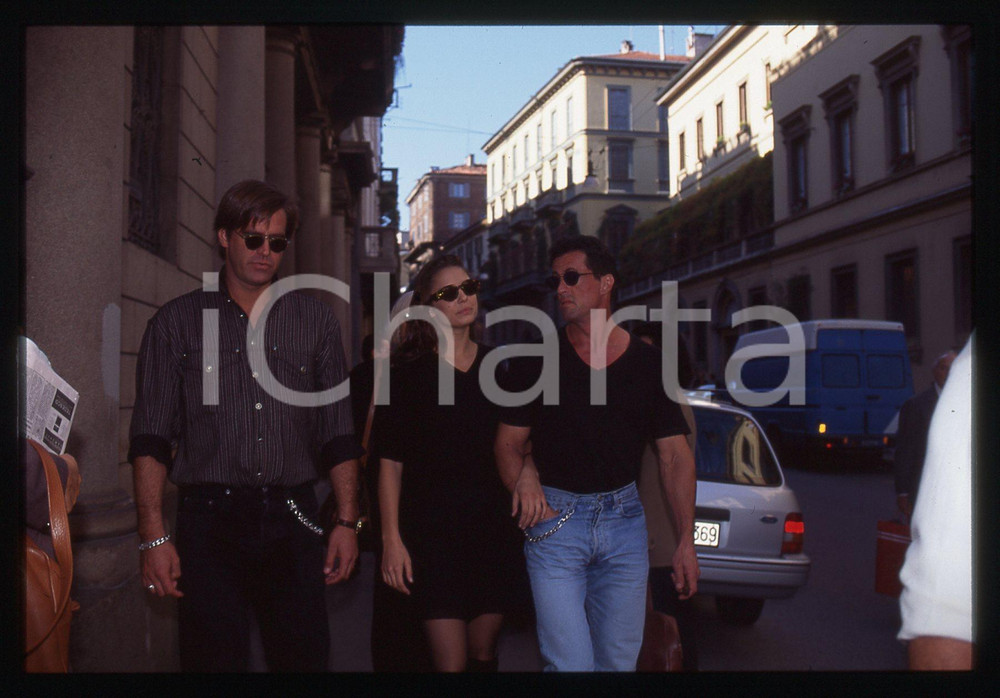 Sylvester STALLONE ed Andrea WIESER - MILANO 1994 35 mm vintage slide 26 Diapositiva d'epoca, in formato 35 mm.CONDIZIONI: GOODE' severamente vietata la riproduzione. Tutti i diritti sono riservati.Nella diapositiva ICharta mette in vendita, sul negozio eBay e in esclusiva sul sito "icharta" il proprio archivio composto da numerose diapositive e negativi fotografici d'epoca, tutti originali e autentici, che attraversano la storia del costume italiano tra gli la fine degli anni Sessanta e Novanta.Si tratta di uno sguardo inedito sull'attualità, la politica, la vita quotidiana, il gossip e la cultura, che fotografa il cambiamento della nazione in quest'ultimo scorcio del XX secolo. Un'occasione unica per il mercato del collezionismo, che vede finalmente disponibile un archivio eccezionale per vastità, tematiche e condizioni, in un settore (il negativo fotografico e la diapositiva) di assoluta novità e dalle interessanti prospettive di investimento.  GOOD/buono   originale e autentica 1
