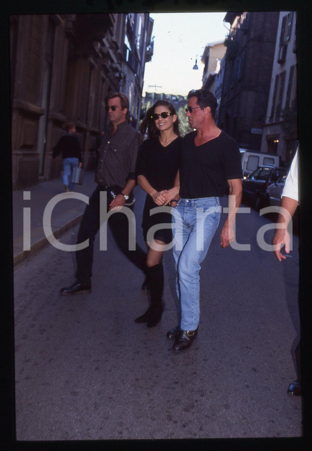 Sylvester STALLONE ed Andrea WIESER - MILANO 1994 35 mm vintage slide 29 Diapositiva d'epoca, in formato 35 mm.CONDIZIONI: GOODE' severamente vietata la riproduzione. Tutti i diritti sono riservati.Nella diapositiva ICharta mette in vendita, sul negozio eBay e in esclusiva sul sito "icharta" il proprio archivio composto da numerose diapositive e negativi fotografici d'epoca, tutti originali e autentici, che attraversano la storia del costume italiano tra gli la fine degli anni Sessanta e Novanta.Si tratta di uno sguardo inedito sull'attualità, la politica, la vita quotidiana, il gossip e la cultura, che fotografa il cambiamento della nazione in quest'ultimo scorcio del XX secolo. Un'occasione unica per il mercato del collezionismo, che vede finalmente disponibile un archivio eccezionale per vastità, tematiche e condizioni, in un settore (il negativo fotografico e la diapositiva) di assoluta novità e dalle interessanti prospettive di investimento.  GOOD/buono   originale e autentica 1