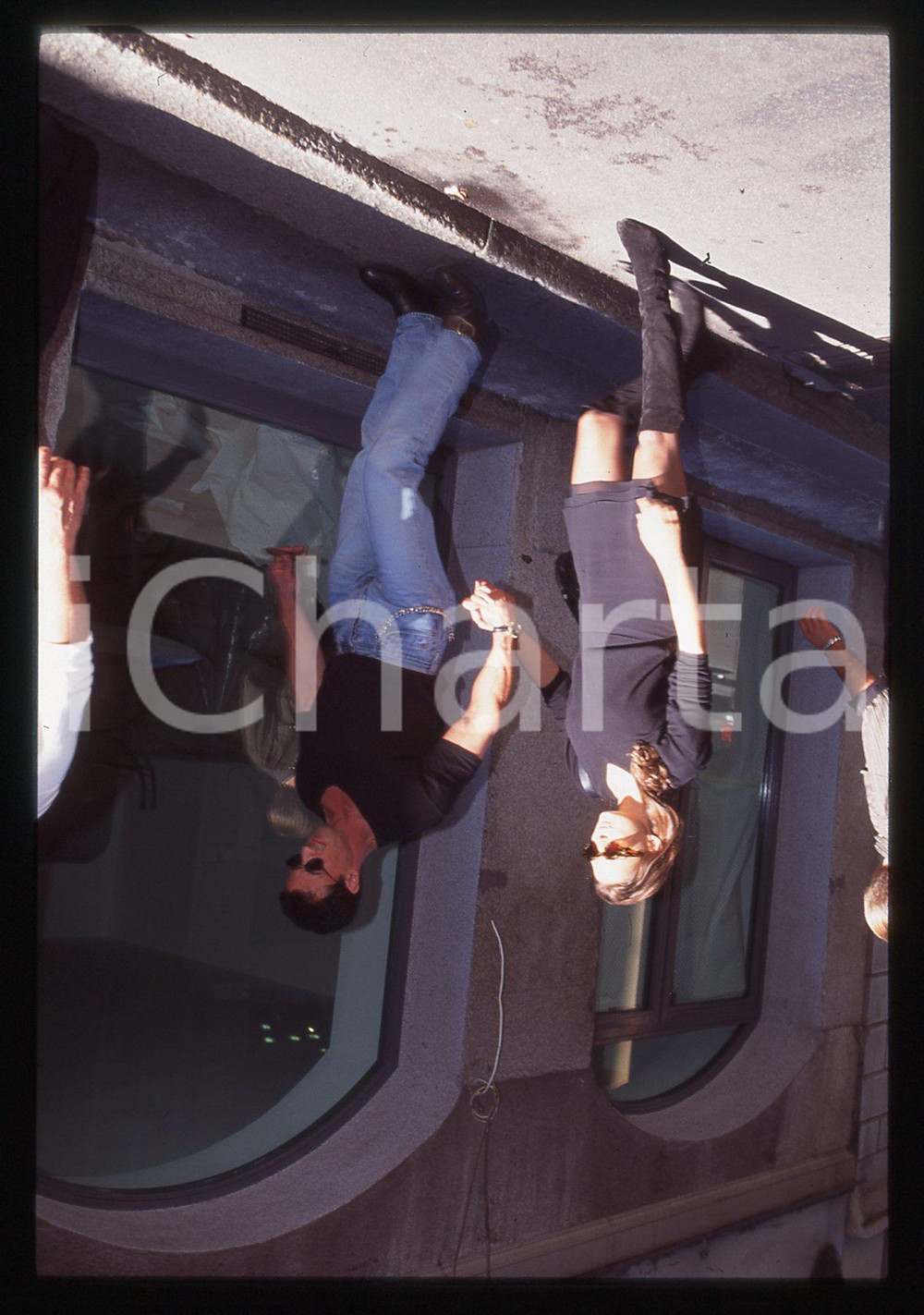 Sylvester STALLONE ed Andrea WIESER - MILANO 1994 35 mm vintage slide 30 Diapositiva d'epoca, in formato 35 mm.CONDIZIONI: GOODE' severamente vietata la riproduzione. Tutti i diritti sono riservati.Nella diapositiva ICharta mette in vendita, sul negozio eBay e in esclusiva sul sito "icharta" il proprio archivio composto da numerose diapositive e negativi fotografici d'epoca, tutti originali e autentici, che attraversano la storia del costume italiano tra gli la fine degli anni Sessanta e Novanta.Si tratta di uno sguardo inedito sull'attualità, la politica, la vita quotidiana, il gossip e la cultura, che fotografa il cambiamento della nazione in quest'ultimo scorcio del XX secolo. Un'occasione unica per il mercato del collezionismo, che vede finalmente disponibile un archivio eccezionale per vastità, tematiche e condizioni, in un settore (il negativo fotografico e la diapositiva) di assoluta novità e dalle interessanti prospettive di investimento.  GOOD/buono   originale e autentica 1