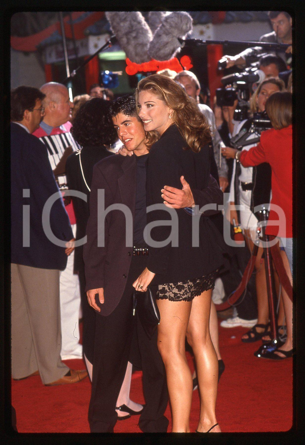 Sage STALLONE e Jennifer FLAVIN - Photocall ROCKY V 1990 35 mm vintage slide Diapositiva d'epoca, in formato 35 mm.CONDIZIONI: GOODE' severamente vietata la riproduzione. Tutti i diritti sono riservati.Nella diapositiva ICharta mette in vendita, sul negozio eBay e in esclusiva sul sito "icharta" il proprio archivio composto da numerose diapositive e negativi fotografici d'epoca, tutti originali e autentici, che attraversano la storia del costume italiano tra gli la fine degli anni Sessanta e Novanta.Si tratta di uno sguardo inedito sull'attualità, la politica, la vita quotidiana, il gossip e la cultura, che fotografa il cambiamento della nazione in quest'ultimo scorcio del XX secolo. Un'occasione unica per il mercato del collezionismo, che vede finalmente disponibile un archivio eccezionale per vastità, tematiche e condizioni, in un settore (il negativo fotografico e la diapositiva) di assoluta novità e dalle interessanti prospettive di investimento.  GOOD/buono   originale e autentica 1