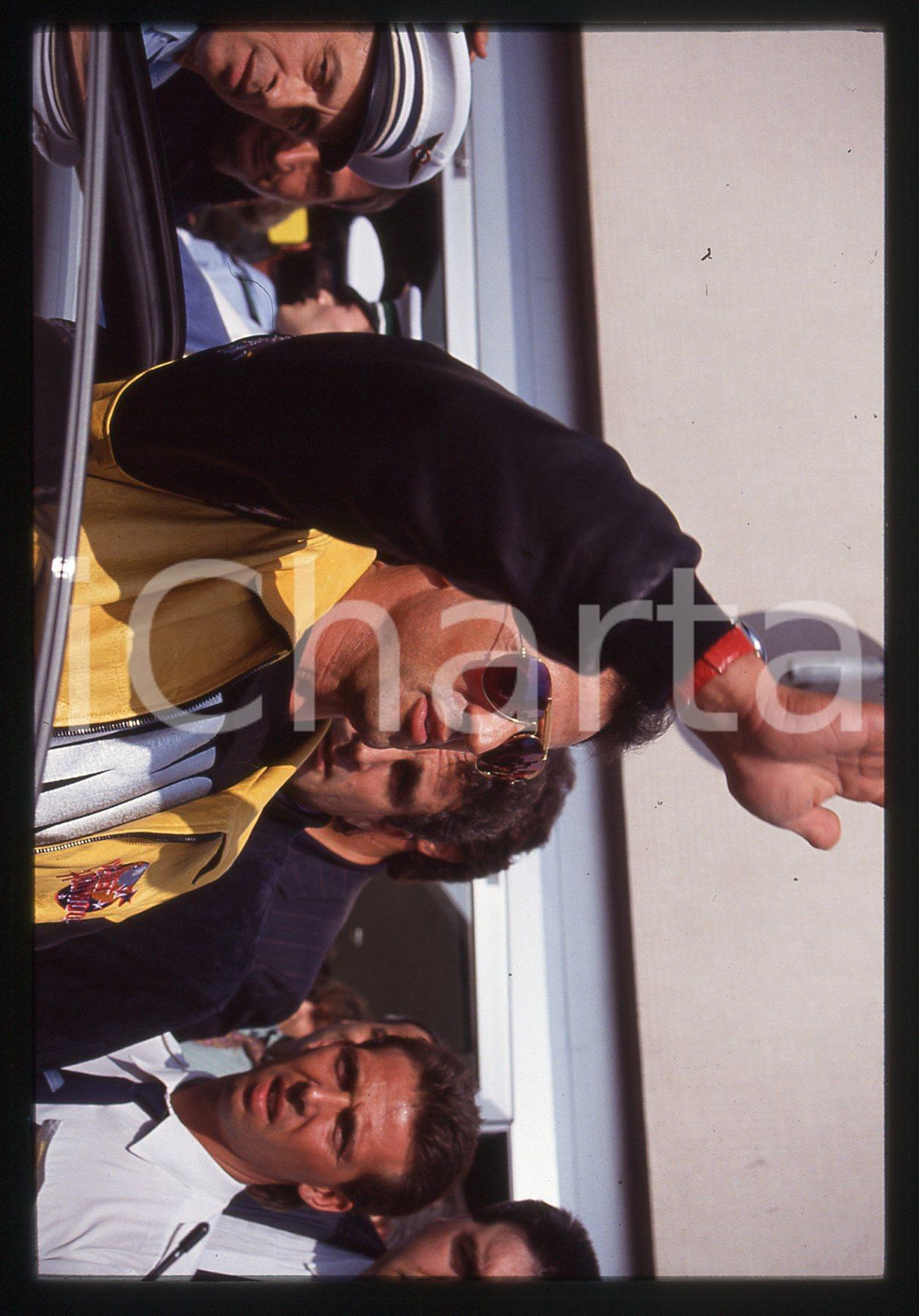 Sylvester STALLONE - PLANET HOLLYWOOD LONDRA 1993 35 mm vintage slide 21 Diapositiva d'epoca, in formato 35 mm.CONDIZIONI: GOODE' severamente vietata la riproduzione. Tutti i diritti sono riservati.Nella diapositiva ICharta mette in vendita, sul negozio eBay e in esclusiva sul sito "icharta" il proprio archivio composto da numerose diapositive e negativi fotografici d'epoca, tutti originali e autentici, che attraversano la storia del costume italiano tra gli la fine degli anni Sessanta e Novanta.Si tratta di uno sguardo inedito sull'attualit&agrave;, la politica, la vita quotidiana, il gossip e la cultura, che fotografa il cambiamento della nazione in quest'ultimo scorcio del XX secolo. Un'occasione unica per il mercato del collezionismo, che vede finalmente disponibile un archivio eccezionale per vastit&agrave;, tematiche e condizioni, in un settore (il negativo fotografico e la diapositiva) di assoluta novit&agrave; e dalle interessanti prospettive di investimento.  GOOD/buono   originale e autentica 1