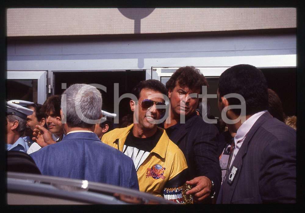 Sylvester STALLONE - PLANET HOLLYWOOD LONDRA 1993 35 mm vintage slide 24 Diapositiva d'epoca, in formato 35 mm.CONDIZIONI: GOODE' severamente vietata la riproduzione. Tutti i diritti sono riservati.Nella diapositiva ICharta mette in vendita, sul negozio eBay e in esclusiva sul sito "icharta" il proprio archivio composto da numerose diapositive e negativi fotografici d'epoca, tutti originali e autentici, che attraversano la storia del costume italiano tra gli la fine degli anni Sessanta e Novanta.Si tratta di uno sguardo inedito sull'attualit&agrave;, la politica, la vita quotidiana, il gossip e la cultura, che fotografa il cambiamento della nazione in quest'ultimo scorcio del XX secolo. Un'occasione unica per il mercato del collezionismo, che vede finalmente disponibile un archivio eccezionale per vastit&agrave;, tematiche e condizioni, in un settore (il negativo fotografico e la diapositiva) di assoluta novit&agrave; e dalle interessanti prospettive di investimento.  GOOD/buono   originale e autentica 1