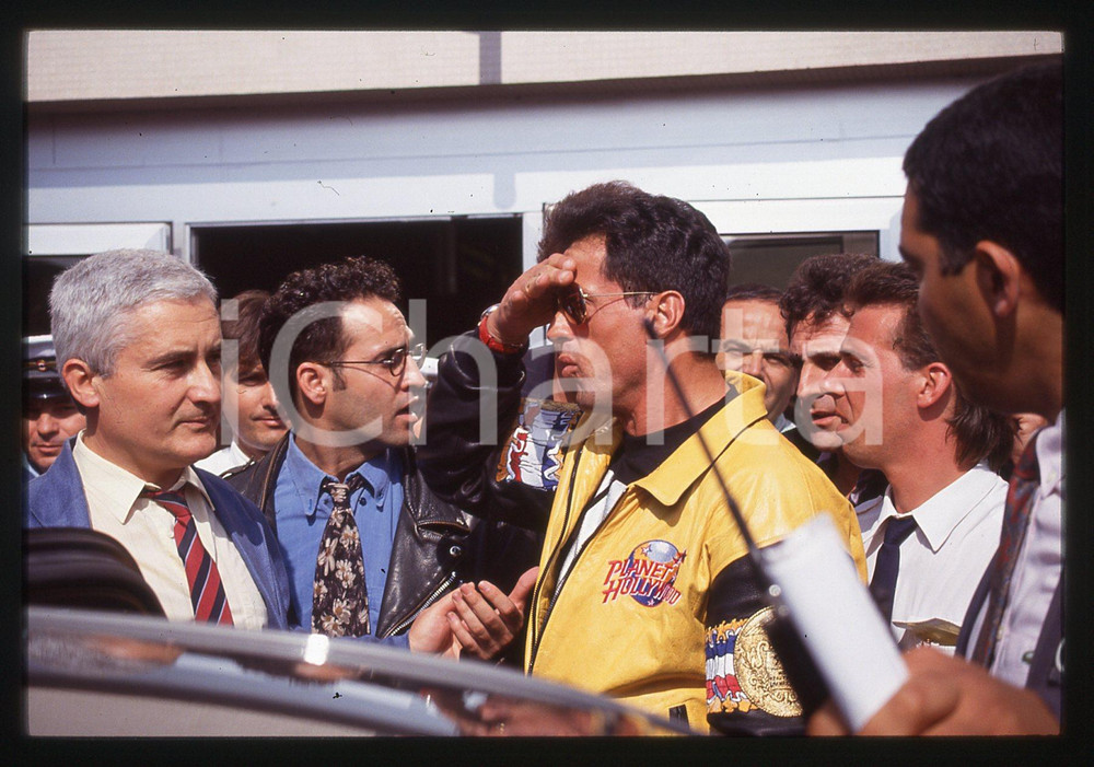 Sylvester STALLONE - PLANET HOLLYWOOD LONDRA 1993 35 mm vintage slide 26 Diapositiva d'epoca, in formato 35 mm.CONDIZIONI: GOODE' severamente vietata la riproduzione. Tutti i diritti sono riservati.Nella diapositiva ICharta mette in vendita, sul negozio eBay e in esclusiva sul sito "icharta" il proprio archivio composto da numerose diapositive e negativi fotografici d'epoca, tutti originali e autentici, che attraversano la storia del costume italiano tra gli la fine degli anni Sessanta e Novanta.Si tratta di uno sguardo inedito sull'attualit&agrave;, la politica, la vita quotidiana, il gossip e la cultura, che fotografa il cambiamento della nazione in quest'ultimo scorcio del XX secolo. Un'occasione unica per il mercato del collezionismo, che vede finalmente disponibile un archivio eccezionale per vastit&agrave;, tematiche e condizioni, in un settore (il negativo fotografico e la diapositiva) di assoluta novit&agrave; e dalle interessanti prospettive di investimento.  GOOD/buono   originale e autentica 1