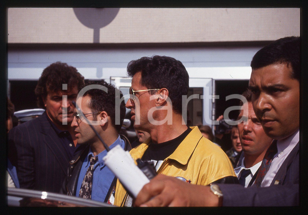 Sylvester STALLONE - PLANET HOLLYWOOD LONDRA 1993 35 mm vintage slide 27 Diapositiva d'epoca, in formato 35 mm.CONDIZIONI: GOODE' severamente vietata la riproduzione. Tutti i diritti sono riservati.Nella diapositiva ICharta mette in vendita, sul negozio eBay e in esclusiva sul sito "icharta" il proprio archivio composto da numerose diapositive e negativi fotografici d'epoca, tutti originali e autentici, che attraversano la storia del costume italiano tra gli la fine degli anni Sessanta e Novanta.Si tratta di uno sguardo inedito sull'attualit&agrave;, la politica, la vita quotidiana, il gossip e la cultura, che fotografa il cambiamento della nazione in quest'ultimo scorcio del XX secolo. Un'occasione unica per il mercato del collezionismo, che vede finalmente disponibile un archivio eccezionale per vastit&agrave;, tematiche e condizioni, in un settore (il negativo fotografico e la diapositiva) di assoluta novit&agrave; e dalle interessanti prospettive di investimento.  GOOD/buono   originale e autentica 1