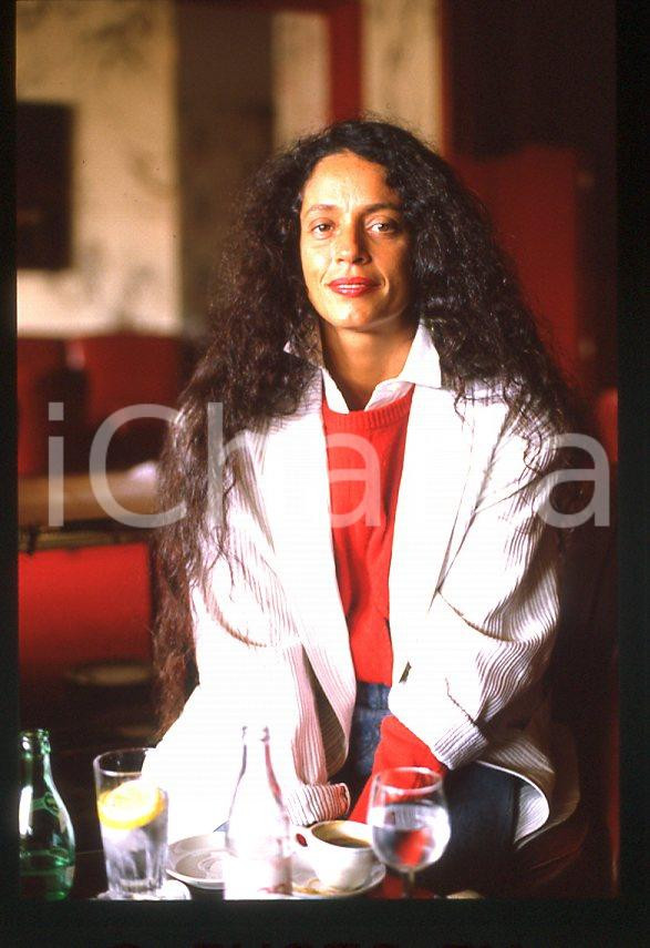 Sonia BRAGA actress - CANNES Festival 1985 *35mm vintage slide 12 Diapositiva originale, in formato 35 mm.Per i diritti rivolgersi a ICharta.E' severamente vietata la riproduzione. Tutti i diritti sono riservati.ICharta mette in vendita, sul negozio eBay e in esclusiva sul sito "icharta" il proprio archivio composto da numerose diapositive e negativi fotografici d'epoca, tutti originali e autentici, che attraversano la storia del costume tra la fine degli anni Sessanta e Novanta.Si tratta di uno sguardo inedito sull'attualità, la politica, la vita quotidiana, il gossip e la cultura, che fotografa il cambiamento della nazione in quest'ultimo scorcio del XX secolo. Un'occasione unica per il mercato del collezionismo, che vede finalmente disponibile un archivio eccezionale per vastità, tematiche e condizioni, in un settore (il negativo fotografico e la diapositiva) di assoluta novità e dalle interessanti prospettive di investimento.  GOOD/buono   originale e autentica 1