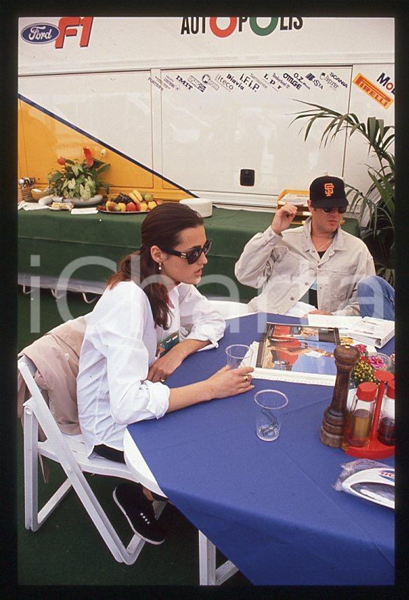 Simon LE BON (DURAN DURAN) Yasmin - GP MONACO 1995 ca *35 mm vintage slide (29) Diapositiva d'epoca, in formato 35 mm.Per i diritti rivolgersi a ICharta.E' severamente vietata la riproduzione. Tutti i diritti sono riservati.ICharta mette in vendita, sul negozio eBay e in esclusiva sul sito "icharta" il proprio archivio composto da numerose diapositive e negativi fotografici d'epoca, tutti originali e autentici, che attraversano la storia del costume tra la fine degli anni Sessanta e Novanta.Si tratta di uno sguardo inedito sull'attualità, la politica, la vita quotidiana, il gossip e la cultura, che fotografa il cambiamento della nazione in quest'ultimo scorcio del XX secolo. Un'occasione unica per il mercato del collezionismo, che vede finalmente disponibile un archivio eccezionale per vastità, tematiche e condizioni, in un settore (il negativo fotografico e la diapositiva) di assoluta novità e dalle interessanti prospettive di investimento.  GOOD/buono   originale e autentica 1