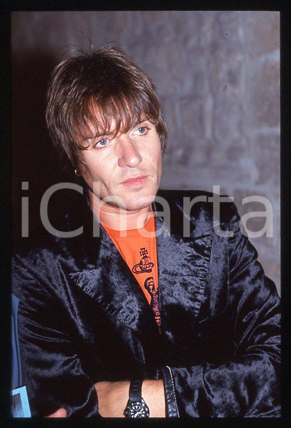 Simon LE BON - DURAN DURAN - ITALY FESTIVALBAR 1993 *35 mm vintage slide (9) Diapositiva d'epoca, in formato 35 mm.Per i diritti rivolgersi a ICharta.E' severamente vietata la riproduzione. Tutti i diritti sono riservati.ICharta mette in vendita, sul negozio eBay e in esclusiva sul sito "icharta" il proprio archivio composto da numerose diapositive e negativi fotografici d'epoca, tutti originali e autentici, che attraversano la storia del costume tra la fine degli anni Sessanta e Novanta.Si tratta di uno sguardo inedito sull'attualità, la politica, la vita quotidiana, il gossip e la cultura, che fotografa il cambiamento della nazione in quest'ultimo scorcio del XX secolo. Un'occasione unica per il mercato del collezionismo, che vede finalmente disponibile un archivio eccezionale per vastità, tematiche e condizioni, in un settore (il negativo fotografico e la diapositiva) di assoluta novità e dalle interessanti prospettive di investimento.  GOOD/buono   originale e autentica 1
