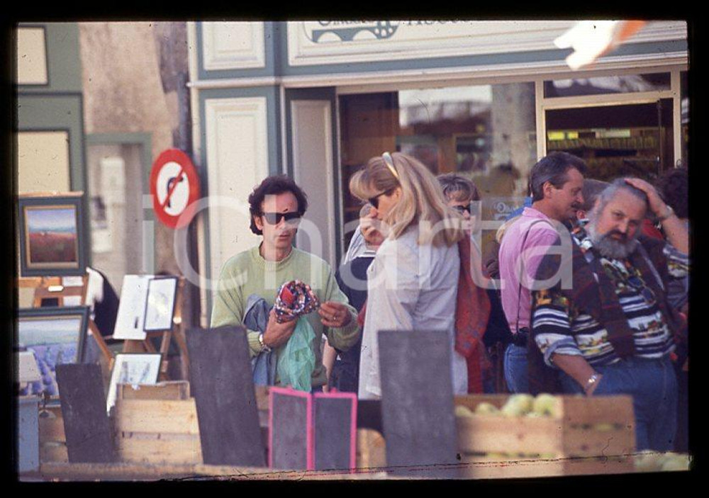 Fotografia d epoca originale Amanda LEAR paparazzata al mercato PROVENZA 1990ca  35 mm vintage slide 45 1
