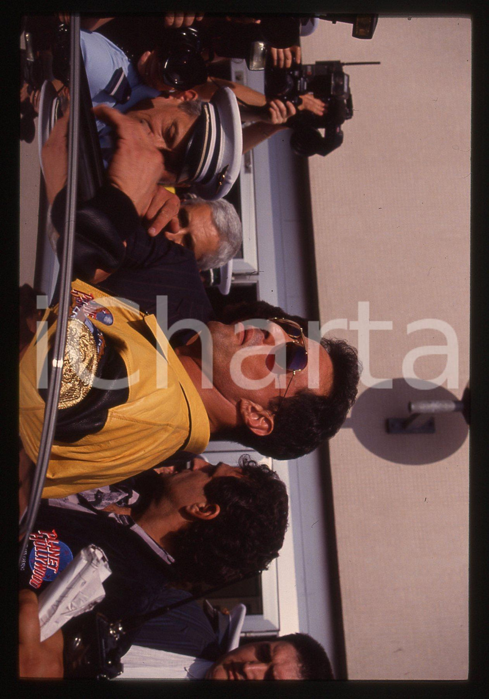 Sylvester STALLONE - PLANET HOLLYWOOD LONDRA 1993 35 mm vintage slide 31 Diapositiva d'epoca, in formato 35 mm.CONDIZIONI: GOODE' severamente vietata la riproduzione. Tutti i diritti sono riservati.Nella diapositiva ICharta mette in vendita, sul negozio eBay e in esclusiva sul sito "icharta" il proprio archivio composto da numerose diapositive e negativi fotografici d'epoca, tutti originali e autentici, che attraversano la storia del costume italiano tra gli la fine degli anni Sessanta e Novanta.Si tratta di uno sguardo inedito sull'attualit&agrave;, la politica, la vita quotidiana, il gossip e la cultura, che fotografa il cambiamento della nazione in quest'ultimo scorcio del XX secolo. Un'occasione unica per il mercato del collezionismo, che vede finalmente disponibile un archivio eccezionale per vastit&agrave;, tematiche e condizioni, in un settore (il negativo fotografico e la diapositiva) di assoluta novit&agrave; e dalle interessanti prospettive di investimento.  GOOD/buono   originale e autentica 1