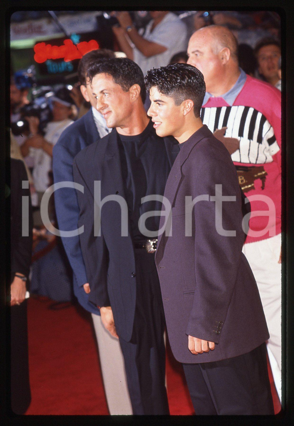 Sylvester e Sage STALLONE - Photocall ROCKY V 1990 35 mm vintage slide 3 Diapositiva d'epoca, in formato 35 mm.CONDIZIONI: GOODE' severamente vietata la riproduzione. Tutti i diritti sono riservati.Nella diapositiva ICharta mette in vendita, sul negozio eBay e in esclusiva sul sito "icharta" il proprio archivio composto da numerose diapositive e negativi fotografici d'epoca, tutti originali e autentici, che attraversano la storia del costume italiano tra gli la fine degli anni Sessanta e Novanta.Si tratta di uno sguardo inedito sull'attualità, la politica, la vita quotidiana, il gossip e la cultura, che fotografa il cambiamento della nazione in quest'ultimo scorcio del XX secolo. Un'occasione unica per il mercato del collezionismo, che vede finalmente disponibile un archivio eccezionale per vastità, tematiche e condizioni, in un settore (il negativo fotografico e la diapositiva) di assoluta novità e dalle interessanti prospettive di investimento.  GOOD/buono   originale e autentica 1