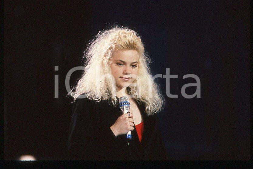 Nikka COSTA - Festival di SANREMO 1990 "All for the love" *35 mm vintage slide 8 Diapositiva d'epoca, in formato 35 mm.Per i diritti rivolgersi a ICharta.E' severamente vietata la riproduzione. Tutti i diritti sono riservati.ICharta mette in vendita, sul negozio eBay e in esclusiva sul sito "icharta" il proprio archivio composto da numerose diapositive e negativi fotografici d'epoca, tutti originali e autentici, che attraversano la storia del costume tra la fine degli anni Sessanta e Novanta.Si tratta di uno sguardo inedito sull'attualità, la politica, la vita quotidiana, il gossip e la cultura, che fotografa il cambiamento della nazione in quest'ultimo scorcio del XX secolo. Un'occasione unica per il mercato del collezionismo, che vede finalmente disponibile un archivio eccezionale per vastità, tematiche e condizioni, in un settore (il negativo fotografico e la diapositiva) di assoluta novità e dalle interessanti prospettive di investimento.  GOOD/buono   originale e autentica 1