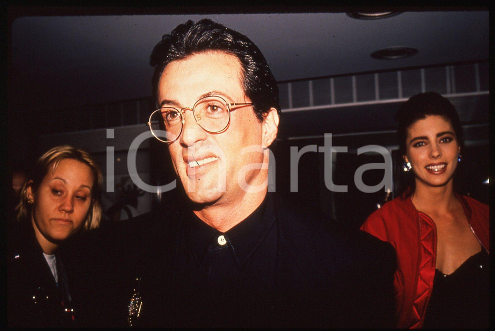 Sylvester STALLONE e Jennifer FLAVIN - COSTUME 1995 ca 35 mm vintage slide 13 Diapositiva d'epoca, in formato 35 mm.CONDIZIONI: GOODE' severamente vietata la riproduzione. Tutti i diritti sono riservati.Nella diapositiva ICharta mette in vendita, sul negozio eBay e in esclusiva sul sito "icharta" il proprio archivio composto da numerose diapositive e negativi fotografici d'epoca, tutti originali e autentici, che attraversano la storia del costume italiano tra gli la fine degli anni Sessanta e Novanta.Si tratta di uno sguardo inedito sull'attualità, la politica, la vita quotidiana, il gossip e la cultura, che fotografa il cambiamento della nazione in quest'ultimo scorcio del XX secolo. Un'occasione unica per il mercato del collezionismo, che vede finalmente disponibile un archivio eccezionale per vastità, tematiche e condizioni, in un settore (il negativo fotografico e la diapositiva) di assoluta novità e dalle interessanti prospettive di investimento.  GOOD/buono   originale e autentica 1