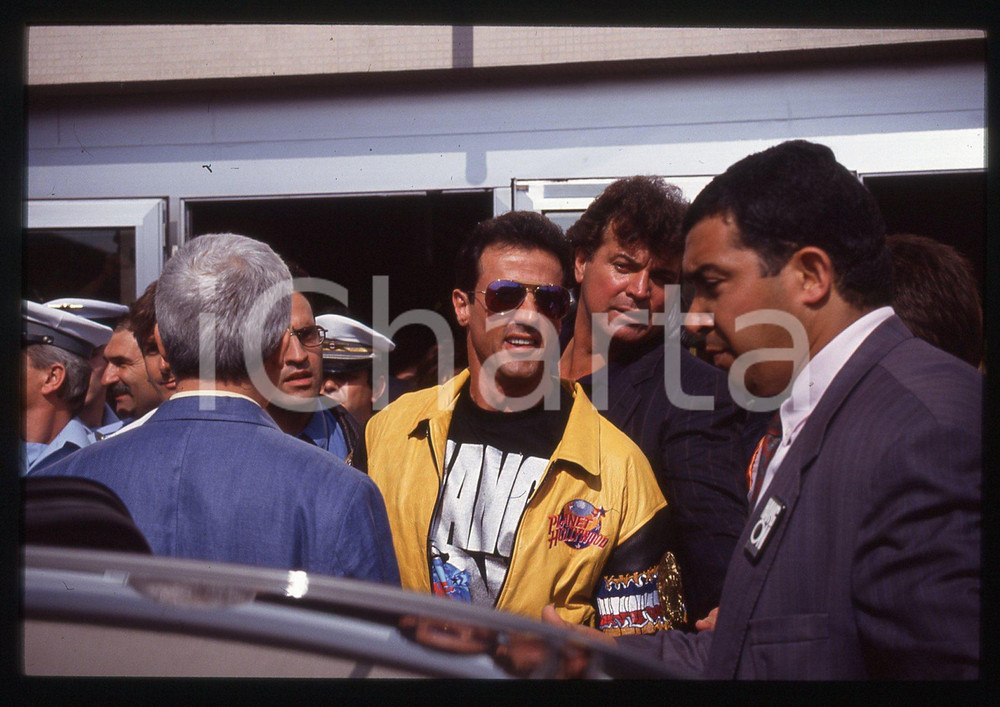 Sylvester STALLONE - PLANET HOLLYWOOD LONDRA 1993 35 mm vintage slide 33 Diapositiva d'epoca, in formato 35 mm.CONDIZIONI: GOODE' severamente vietata la riproduzione. Tutti i diritti sono riservati.Nella diapositiva ICharta mette in vendita, sul negozio eBay e in esclusiva sul sito "icharta" il proprio archivio composto da numerose diapositive e negativi fotografici d'epoca, tutti originali e autentici, che attraversano la storia del costume italiano tra gli la fine degli anni Sessanta e Novanta.Si tratta di uno sguardo inedito sull'attualit&agrave;, la politica, la vita quotidiana, il gossip e la cultura, che fotografa il cambiamento della nazione in quest'ultimo scorcio del XX secolo. Un'occasione unica per il mercato del collezionismo, che vede finalmente disponibile un archivio eccezionale per vastit&agrave;, tematiche e condizioni, in un settore (il negativo fotografico e la diapositiva) di assoluta novit&agrave; e dalle interessanti prospettive di investimento.  GOOD/buono   originale e autentica 1