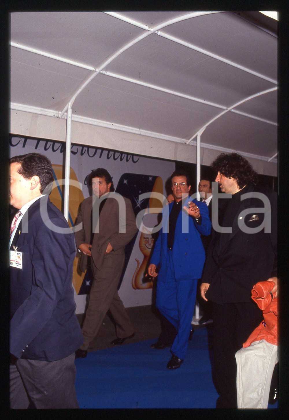 Sylvester STALLONE - CINEMA 1995 ca 35 mm vintage slide 30 Diapositiva d'epoca, in formato 35 mm.CONDIZIONI: GOODE' severamente vietata la riproduzione. Tutti i diritti sono riservati.Nella diapositiva ICharta mette in vendita, sul negozio eBay e in esclusiva sul sito "icharta" il proprio archivio composto da numerose diapositive e negativi fotografici d'epoca, tutti originali e autentici, che attraversano la storia del costume italiano tra gli la fine degli anni Sessanta e Novanta.Si tratta di uno sguardo inedito sull'attualità, la politica, la vita quotidiana, il gossip e la cultura, che fotografa il cambiamento della nazione in quest'ultimo scorcio del XX secolo. Un'occasione unica per il mercato del collezionismo, che vede finalmente disponibile un archivio eccezionale per vastità, tematiche e condizioni, in un settore (il negativo fotografico e la diapositiva) di assoluta novità e dalle interessanti prospettive di investimento.  GOOD/buono   originale e autentica 1