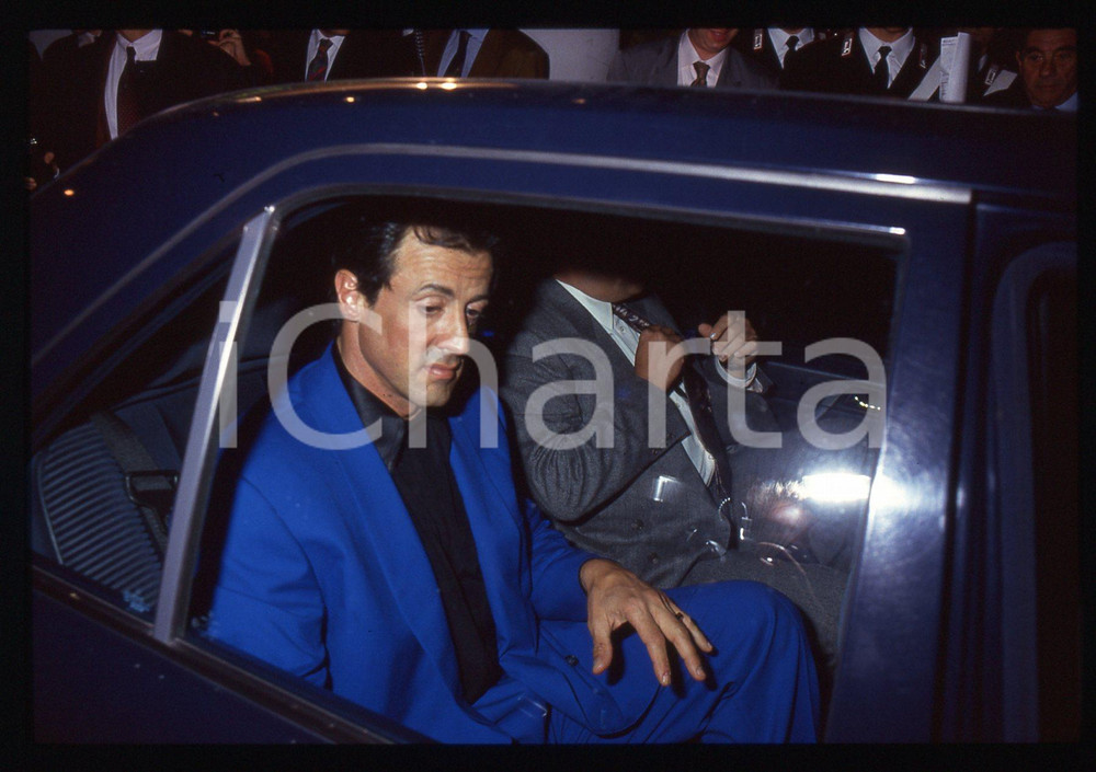 Sylvester STALLONE - CINEMA 1995 ca 35 mm vintage slide 31 Diapositiva d'epoca, in formato 35 mm.CONDIZIONI: GOODE' severamente vietata la riproduzione. Tutti i diritti sono riservati.Nella diapositiva ICharta mette in vendita, sul negozio eBay e in esclusiva sul sito "icharta" il proprio archivio composto da numerose diapositive e negativi fotografici d'epoca, tutti originali e autentici, che attraversano la storia del costume italiano tra gli la fine degli anni Sessanta e Novanta.Si tratta di uno sguardo inedito sull'attualità, la politica, la vita quotidiana, il gossip e la cultura, che fotografa il cambiamento della nazione in quest'ultimo scorcio del XX secolo. Un'occasione unica per il mercato del collezionismo, che vede finalmente disponibile un archivio eccezionale per vastità, tematiche e condizioni, in un settore (il negativo fotografico e la diapositiva) di assoluta novità e dalle interessanti prospettive di investimento.  GOOD/buono   originale e autentica 1