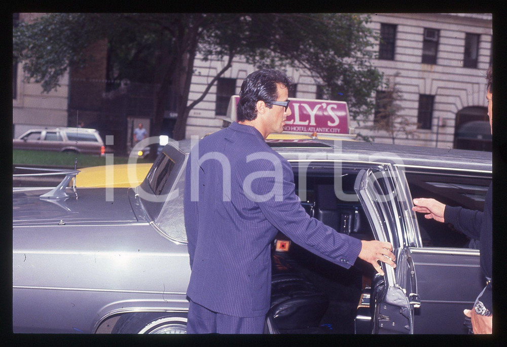 Sylvester STALLONE - CINEMA 1995 ca 35 mm vintage slide 33 Diapositiva d'epoca, in formato 35 mm.CONDIZIONI: GOODE' severamente vietata la riproduzione. Tutti i diritti sono riservati.Nella diapositiva ICharta mette in vendita, sul negozio eBay e in esclusiva sul sito "icharta" il proprio archivio composto da numerose diapositive e negativi fotografici d'epoca, tutti originali e autentici, che attraversano la storia del costume italiano tra gli la fine degli anni Sessanta e Novanta.Si tratta di uno sguardo inedito sull'attualità, la politica, la vita quotidiana, il gossip e la cultura, che fotografa il cambiamento della nazione in quest'ultimo scorcio del XX secolo. Un'occasione unica per il mercato del collezionismo, che vede finalmente disponibile un archivio eccezionale per vastità, tematiche e condizioni, in un settore (il negativo fotografico e la diapositiva) di assoluta novità e dalle interessanti prospettive di investimento.  GOOD/buono   originale e autentica 1