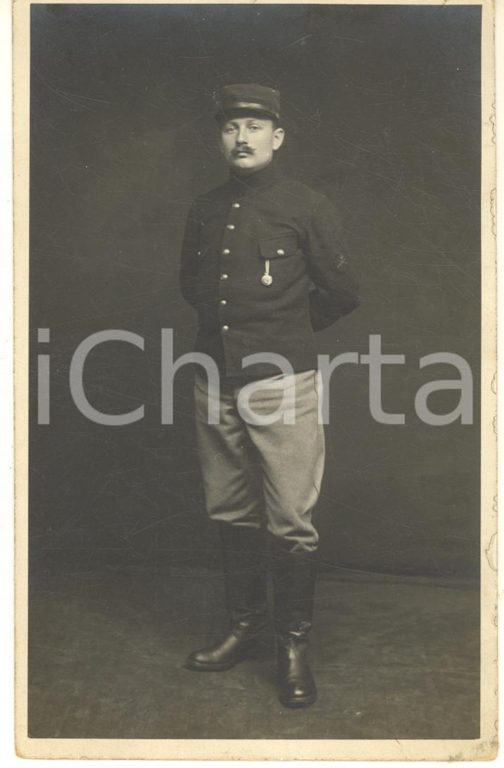 1916 WW1 SOLTAU POW Camp (GERMANY) Prisoner Charles LAMURY - KGF Sendung *Photo  Fotografia d'epoca, in formato cartolina postale, con messaggio al verso di uno dei soldati prigionieri (Charles Lamury, Bruxelles).Timbro al verso del fotografo.FOTOGRAFO: Mousset - Camp de Prisonniers de Gen&egrave;ve - Soltau FAIR/discreto minime smussature angolari e marginali Formato: 9x14 cm originale e autentica 1