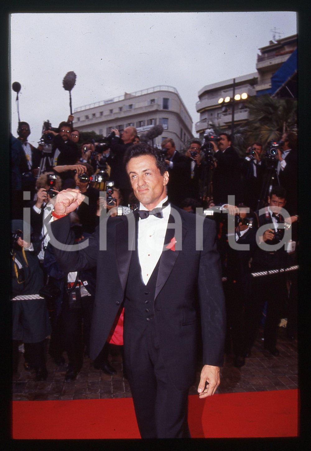 Sylvester STALLONE - FESTIVAL CINEMA CANNES 1997 35 mm vintage slide 3 Diapositiva d'epoca, in formato 35 mm.CONDIZIONI: GOODE' severamente vietata la riproduzione. Tutti i diritti sono riservati.Nella diapositiva ICharta mette in vendita, sul negozio eBay e in esclusiva sul sito "icharta" il proprio archivio composto da numerose diapositive e negativi fotografici d'epoca, tutti originali e autentici, che attraversano la storia del costume italiano tra gli la fine degli anni Sessanta e Novanta.Si tratta di uno sguardo inedito sull'attualità, la politica, la vita quotidiana, il gossip e la cultura, che fotografa il cambiamento della nazione in quest'ultimo scorcio del XX secolo. Un'occasione unica per il mercato del collezionismo, che vede finalmente disponibile un archivio eccezionale per vastità, tematiche e condizioni, in un settore (il negativo fotografico e la diapositiva) di assoluta novità e dalle interessanti prospettive di investimento.  GOOD/buono   originale e autentica 1