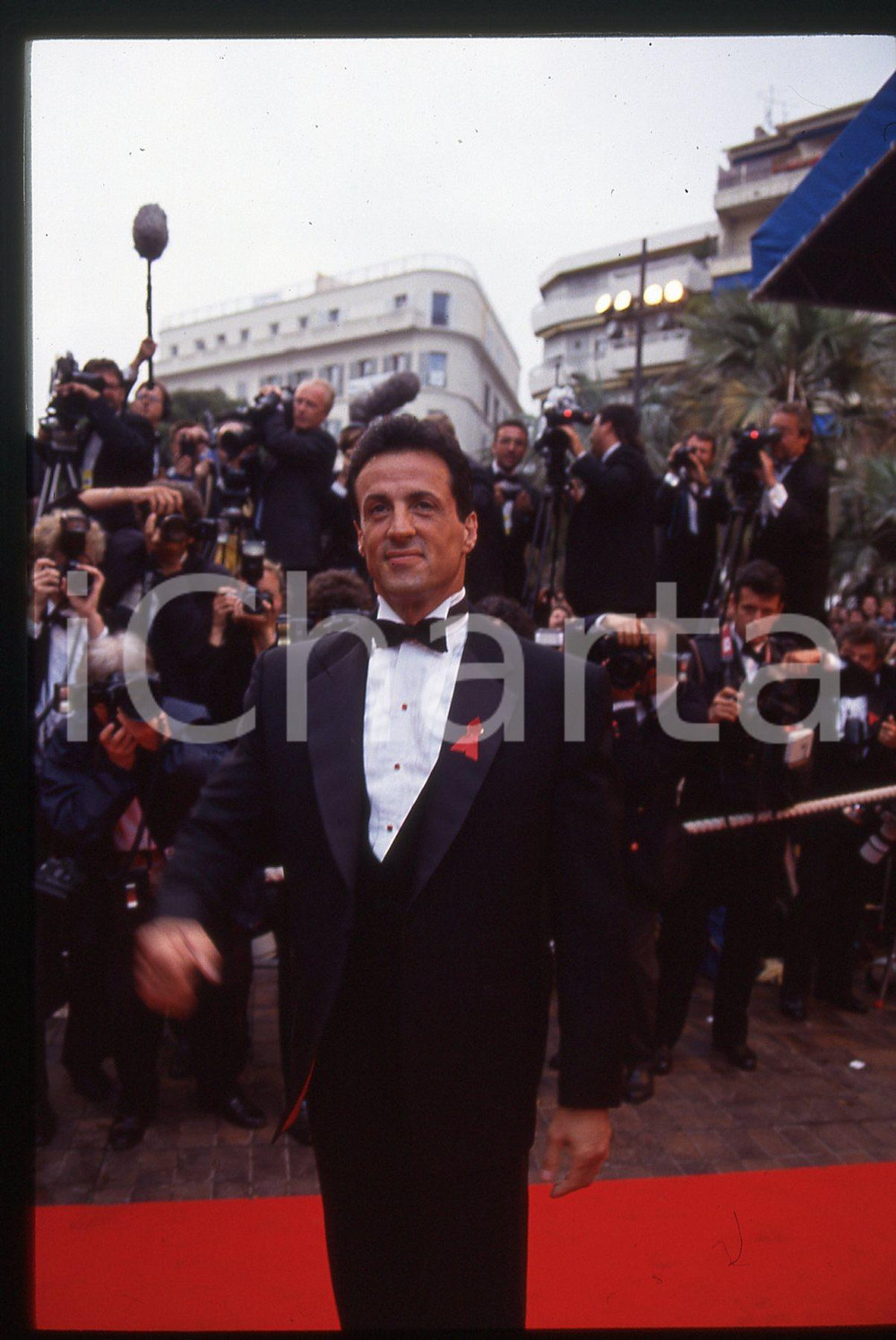 Sylvester STALLONE - FESTIVAL CINEMA CANNES 1997 35 mm vintage slide 5 Diapositiva d'epoca, in formato 35 mm.CONDIZIONI: GOODE' severamente vietata la riproduzione. Tutti i diritti sono riservati.Nella diapositiva ICharta mette in vendita, sul negozio eBay e in esclusiva sul sito "icharta" il proprio archivio composto da numerose diapositive e negativi fotografici d'epoca, tutti originali e autentici, che attraversano la storia del costume italiano tra gli la fine degli anni Sessanta e Novanta.Si tratta di uno sguardo inedito sull'attualità, la politica, la vita quotidiana, il gossip e la cultura, che fotografa il cambiamento della nazione in quest'ultimo scorcio del XX secolo. Un'occasione unica per il mercato del collezionismo, che vede finalmente disponibile un archivio eccezionale per vastità, tematiche e condizioni, in un settore (il negativo fotografico e la diapositiva) di assoluta novità e dalle interessanti prospettive di investimento.  GOOD/buono   originale e autentica 1