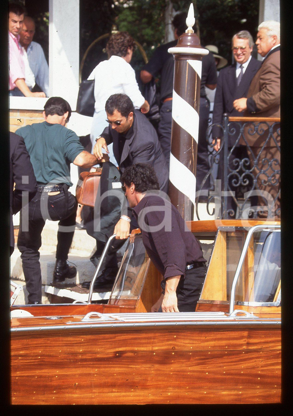Sylvester STALLONE - FESTIVAL CINEMA VENEZIA 1997 35 mm vintage slide 52 Diapositiva d'epoca, in formato 35 mm.CONDIZIONI: GOODE' severamente vietata la riproduzione. Tutti i diritti sono riservati.Nella diapositiva ICharta mette in vendita, sul negozio eBay e in esclusiva sul sito "icharta" il proprio archivio composto da numerose diapositive e negativi fotografici d'epoca, tutti originali e autentici, che attraversano la storia del costume italiano tra gli la fine degli anni Sessanta e Novanta.Si tratta di uno sguardo inedito sull'attualit&agrave;, la politica, la vita quotidiana, il gossip e la cultura, che fotografa il cambiamento della nazione in quest'ultimo scorcio del XX secolo. Un'occasione unica per il mercato del collezionismo, che vede finalmente disponibile un archivio eccezionale per vastit&agrave;, tematiche e condizioni, in un settore (il negativo fotografico e la diapositiva) di assoluta novit&agrave; e dalle interessanti prospettive di investimento.  GOOD/buono   originale e autentica 1