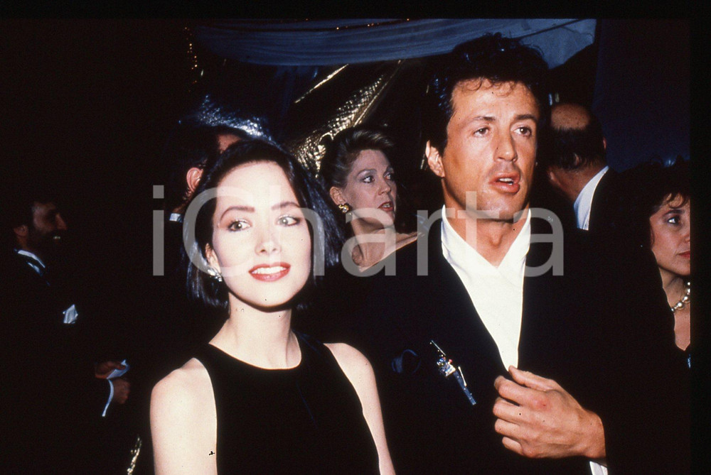 Sylvester STALLONE - CINEMA 1995 ca 35 mm vintage slide 35 Diapositiva d'epoca, in formato 35 mm.CONDIZIONI: GOODE' severamente vietata la riproduzione. Tutti i diritti sono riservati.Nella diapositiva ICharta mette in vendita, sul negozio eBay e in esclusiva sul sito "icharta" il proprio archivio composto da numerose diapositive e negativi fotografici d'epoca, tutti originali e autentici, che attraversano la storia del costume italiano tra gli la fine degli anni Sessanta e Novanta.Si tratta di uno sguardo inedito sull'attualità, la politica, la vita quotidiana, il gossip e la cultura, che fotografa il cambiamento della nazione in quest'ultimo scorcio del XX secolo. Un'occasione unica per il mercato del collezionismo, che vede finalmente disponibile un archivio eccezionale per vastità, tematiche e condizioni, in un settore (il negativo fotografico e la diapositiva) di assoluta novità e dalle interessanti prospettive di investimento.  GOOD/buono   originale e autentica 1