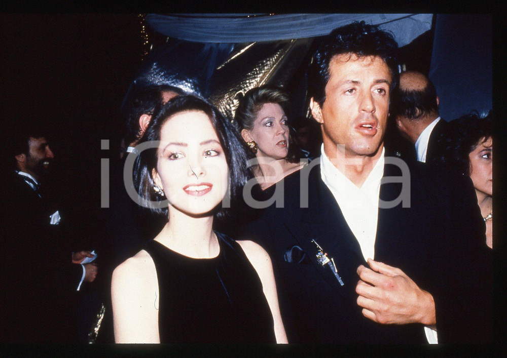 Sylvester STALLONE - CINEMA 1995 ca 35 mm vintage slide 36 Diapositiva d'epoca, in formato 35 mm.CONDIZIONI: GOODE' severamente vietata la riproduzione. Tutti i diritti sono riservati.Nella diapositiva ICharta mette in vendita, sul negozio eBay e in esclusiva sul sito "icharta" il proprio archivio composto da numerose diapositive e negativi fotografici d'epoca, tutti originali e autentici, che attraversano la storia del costume italiano tra gli la fine degli anni Sessanta e Novanta.Si tratta di uno sguardo inedito sull'attualità, la politica, la vita quotidiana, il gossip e la cultura, che fotografa il cambiamento della nazione in quest'ultimo scorcio del XX secolo. Un'occasione unica per il mercato del collezionismo, che vede finalmente disponibile un archivio eccezionale per vastità, tematiche e condizioni, in un settore (il negativo fotografico e la diapositiva) di assoluta novità e dalle interessanti prospettive di investimento.  GOOD/buono   originale e autentica 1
