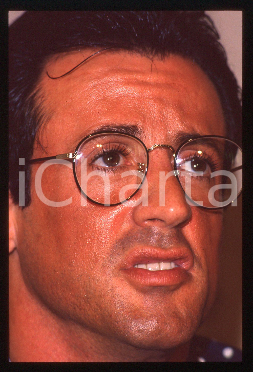 Sylvester STALLONE - CINEMA 1995 ca 35 mm vintage slide 37 Diapositiva d'epoca, in formato 35 mm.CONDIZIONI: GOODE' severamente vietata la riproduzione. Tutti i diritti sono riservati.Nella diapositiva ICharta mette in vendita, sul negozio eBay e in esclusiva sul sito "icharta" il proprio archivio composto da numerose diapositive e negativi fotografici d'epoca, tutti originali e autentici, che attraversano la storia del costume italiano tra gli la fine degli anni Sessanta e Novanta.Si tratta di uno sguardo inedito sull'attualità, la politica, la vita quotidiana, il gossip e la cultura, che fotografa il cambiamento della nazione in quest'ultimo scorcio del XX secolo. Un'occasione unica per il mercato del collezionismo, che vede finalmente disponibile un archivio eccezionale per vastità, tematiche e condizioni, in un settore (il negativo fotografico e la diapositiva) di assoluta novità e dalle interessanti prospettive di investimento.  GOOD/buono   originale e autentica 1