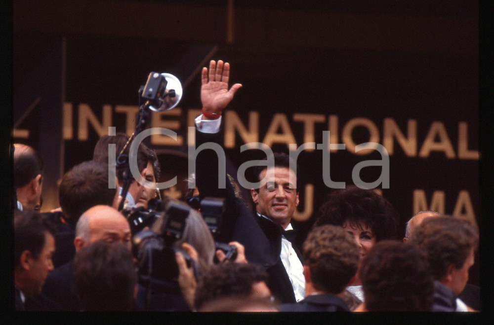 Sylvester STALLONE - FESTIVAL CINEMA CANNES 1997 35 mm vintage slide 6 Diapositiva d'epoca, in formato 35 mm.CONDIZIONI: GOODE' severamente vietata la riproduzione. Tutti i diritti sono riservati.Nella diapositiva ICharta mette in vendita, sul negozio eBay e in esclusiva sul sito "icharta" il proprio archivio composto da numerose diapositive e negativi fotografici d'epoca, tutti originali e autentici, che attraversano la storia del costume italiano tra gli la fine degli anni Sessanta e Novanta.Si tratta di uno sguardo inedito sull'attualità, la politica, la vita quotidiana, il gossip e la cultura, che fotografa il cambiamento della nazione in quest'ultimo scorcio del XX secolo. Un'occasione unica per il mercato del collezionismo, che vede finalmente disponibile un archivio eccezionale per vastità, tematiche e condizioni, in un settore (il negativo fotografico e la diapositiva) di assoluta novità e dalle interessanti prospettive di investimento.  GOOD/buono   originale e autentica 1