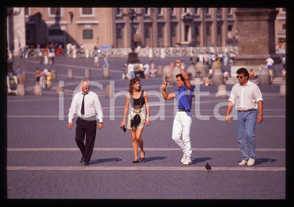 Sylvester STALLONE e Jennifer FLAVIN - ROMA 1990 ca 35 mm vintage slide Diapositiva d'epoca, in formato 35 mm.CONDIZIONI: GOODE' severamente vietata la riproduzione. Tutti i diritti sono riservati.Nella diapositiva ICharta mette in vendita, sul negozio eBay e in esclusiva sul sito "icharta" il proprio archivio composto da numerose diapositive e negativi fotografici d'epoca, tutti originali e autentici, che attraversano la storia del costume italiano tra gli la fine degli anni Sessanta e Novanta.Si tratta di uno sguardo inedito sull'attualità, la politica, la vita quotidiana, il gossip e la cultura, che fotografa il cambiamento della nazione in quest'ultimo scorcio del XX secolo. Un'occasione unica per il mercato del collezionismo, che vede finalmente disponibile un archivio eccezionale per vastità, tematiche e condizioni, in un settore (il negativo fotografico e la diapositiva) di assoluta novità e dalle interessanti prospettive di investimento.  GOOD/buono   originale e autentica 1