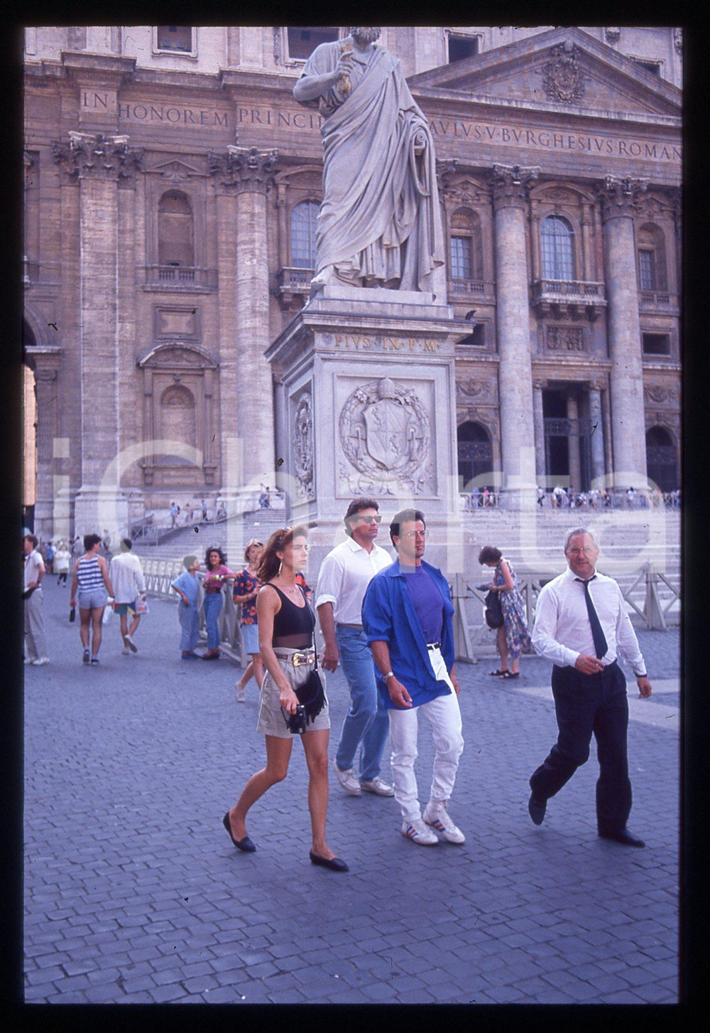 Sylvester STALLONE e Jennifer FLAVIN - ROMA 1990 ca 35 mm vintage slide 2 Diapositiva d'epoca, in formato 35 mm.CONDIZIONI: GOODE' severamente vietata la riproduzione. Tutti i diritti sono riservati.Nella diapositiva ICharta mette in vendita, sul negozio eBay e in esclusiva sul sito "icharta" il proprio archivio composto da numerose diapositive e negativi fotografici d'epoca, tutti originali e autentici, che attraversano la storia del costume italiano tra gli la fine degli anni Sessanta e Novanta.Si tratta di uno sguardo inedito sull'attualità, la politica, la vita quotidiana, il gossip e la cultura, che fotografa il cambiamento della nazione in quest'ultimo scorcio del XX secolo. Un'occasione unica per il mercato del collezionismo, che vede finalmente disponibile un archivio eccezionale per vastità, tematiche e condizioni, in un settore (il negativo fotografico e la diapositiva) di assoluta novità e dalle interessanti prospettive di investimento.  GOOD/buono   originale e autentica 1