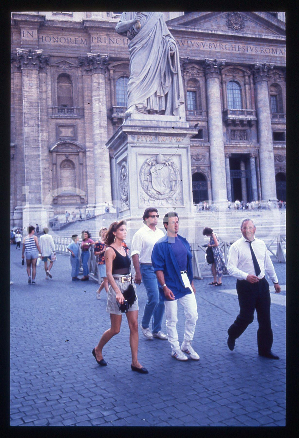 Sylvester STALLONE e Jennifer FLAVIN - ROMA 1990 ca 35 mm vintage slide 3 Diapositiva d'epoca, in formato 35 mm.CONDIZIONI: GOODE' severamente vietata la riproduzione. Tutti i diritti sono riservati.Nella diapositiva ICharta mette in vendita, sul negozio eBay e in esclusiva sul sito "icharta" il proprio archivio composto da numerose diapositive e negativi fotografici d'epoca, tutti originali e autentici, che attraversano la storia del costume italiano tra gli la fine degli anni Sessanta e Novanta.Si tratta di uno sguardo inedito sull'attualità, la politica, la vita quotidiana, il gossip e la cultura, che fotografa il cambiamento della nazione in quest'ultimo scorcio del XX secolo. Un'occasione unica per il mercato del collezionismo, che vede finalmente disponibile un archivio eccezionale per vastità, tematiche e condizioni, in un settore (il negativo fotografico e la diapositiva) di assoluta novità e dalle interessanti prospettive di investimento.  GOOD/buono   originale e autentica 1