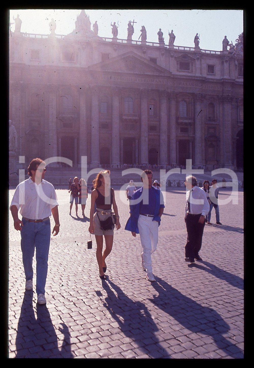 Sylvester STALLONE e Jennifer FLAVIN - ROMA 1990 ca 35 mm vintage slide 7 Diapositiva d'epoca, in formato 35 mm.CONDIZIONI: GOODE' severamente vietata la riproduzione. Tutti i diritti sono riservati.Nella diapositiva ICharta mette in vendita, sul negozio eBay e in esclusiva sul sito "icharta" il proprio archivio composto da numerose diapositive e negativi fotografici d'epoca, tutti originali e autentici, che attraversano la storia del costume italiano tra gli la fine degli anni Sessanta e Novanta.Si tratta di uno sguardo inedito sull'attualità, la politica, la vita quotidiana, il gossip e la cultura, che fotografa il cambiamento della nazione in quest'ultimo scorcio del XX secolo. Un'occasione unica per il mercato del collezionismo, che vede finalmente disponibile un archivio eccezionale per vastità, tematiche e condizioni, in un settore (il negativo fotografico e la diapositiva) di assoluta novità e dalle interessanti prospettive di investimento.  GOOD/buono   originale e autentica 1