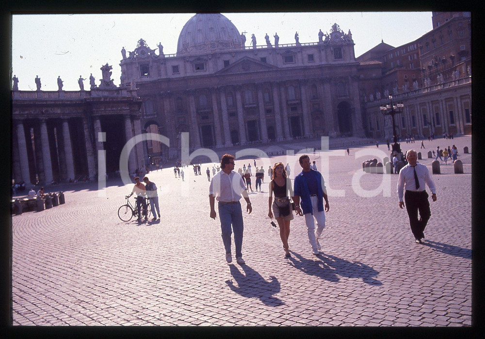 Sylvester STALLONE e Jennifer FLAVIN - ROMA 1990 ca 35 mm vintage slide 8 Diapositiva d'epoca, in formato 35 mm.CONDIZIONI: GOODE' severamente vietata la riproduzione. Tutti i diritti sono riservati.Nella diapositiva ICharta mette in vendita, sul negozio eBay e in esclusiva sul sito "icharta" il proprio archivio composto da numerose diapositive e negativi fotografici d'epoca, tutti originali e autentici, che attraversano la storia del costume italiano tra gli la fine degli anni Sessanta e Novanta.Si tratta di uno sguardo inedito sull'attualità, la politica, la vita quotidiana, il gossip e la cultura, che fotografa il cambiamento della nazione in quest'ultimo scorcio del XX secolo. Un'occasione unica per il mercato del collezionismo, che vede finalmente disponibile un archivio eccezionale per vastità, tematiche e condizioni, in un settore (il negativo fotografico e la diapositiva) di assoluta novità e dalle interessanti prospettive di investimento.  GOOD/buono   originale e autentica 1