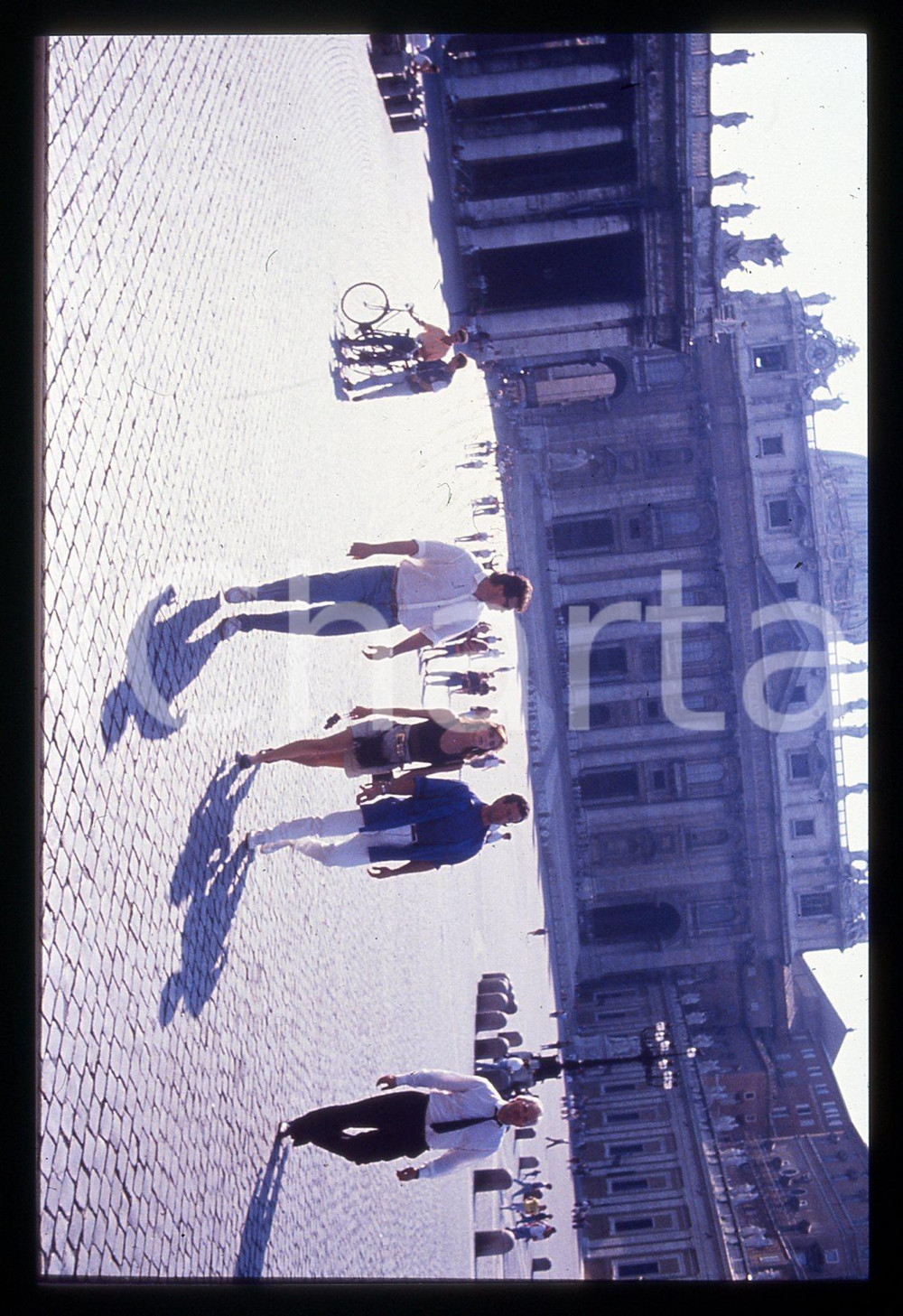 Sylvester STALLONE e Jennifer FLAVIN - ROMA 1990 ca 35 mm vintage slide 9 Diapositiva d'epoca, in formato 35 mm.CONDIZIONI: GOODE' severamente vietata la riproduzione. Tutti i diritti sono riservati.Nella diapositiva ICharta mette in vendita, sul negozio eBay e in esclusiva sul sito "icharta" il proprio archivio composto da numerose diapositive e negativi fotografici d'epoca, tutti originali e autentici, che attraversano la storia del costume italiano tra gli la fine degli anni Sessanta e Novanta.Si tratta di uno sguardo inedito sull'attualità, la politica, la vita quotidiana, il gossip e la cultura, che fotografa il cambiamento della nazione in quest'ultimo scorcio del XX secolo. Un'occasione unica per il mercato del collezionismo, che vede finalmente disponibile un archivio eccezionale per vastità, tematiche e condizioni, in un settore (il negativo fotografico e la diapositiva) di assoluta novità e dalle interessanti prospettive di investimento.  GOOD/buono   originale e autentica 1