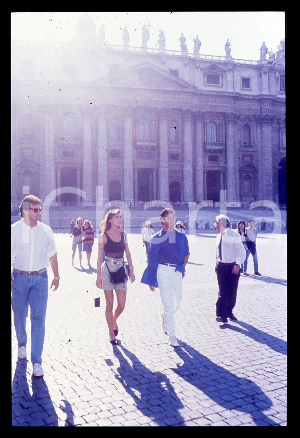 Sylvester STALLONE e Jennifer FLAVIN - ROMA 1990 ca 35 mm vintage slide 11 Diapositiva d'epoca, in formato 35 mm.CONDIZIONI: GOODE' severamente vietata la riproduzione. Tutti i diritti sono riservati.Nella diapositiva ICharta mette in vendita, sul negozio eBay e in esclusiva sul sito "icharta" il proprio archivio composto da numerose diapositive e negativi fotografici d'epoca, tutti originali e autentici, che attraversano la storia del costume italiano tra gli la fine degli anni Sessanta e Novanta.Si tratta di uno sguardo inedito sull'attualità, la politica, la vita quotidiana, il gossip e la cultura, che fotografa il cambiamento della nazione in quest'ultimo scorcio del XX secolo. Un'occasione unica per il mercato del collezionismo, che vede finalmente disponibile un archivio eccezionale per vastità, tematiche e condizioni, in un settore (il negativo fotografico e la diapositiva) di assoluta novità e dalle interessanti prospettive di investimento.  GOOD/buono   originale e autentica 1