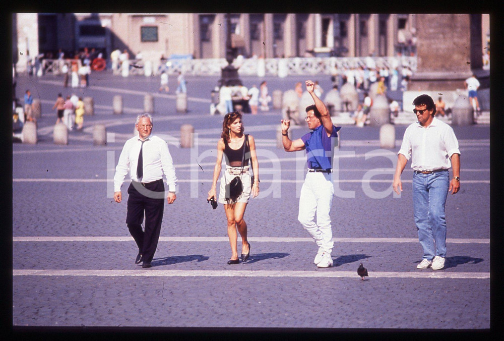Sylvester STALLONE e Jennifer FLAVIN - ROMA 1990 ca 35 mm vintage slide 12 Diapositiva d'epoca, in formato 35 mm.CONDIZIONI: GOODE' severamente vietata la riproduzione. Tutti i diritti sono riservati.Nella diapositiva ICharta mette in vendita, sul negozio eBay e in esclusiva sul sito "icharta" il proprio archivio composto da numerose diapositive e negativi fotografici d'epoca, tutti originali e autentici, che attraversano la storia del costume italiano tra gli la fine degli anni Sessanta e Novanta.Si tratta di uno sguardo inedito sull'attualità, la politica, la vita quotidiana, il gossip e la cultura, che fotografa il cambiamento della nazione in quest'ultimo scorcio del XX secolo. Un'occasione unica per il mercato del collezionismo, che vede finalmente disponibile un archivio eccezionale per vastità, tematiche e condizioni, in un settore (il negativo fotografico e la diapositiva) di assoluta novità e dalle interessanti prospettive di investimento.  GOOD/buono   originale e autentica 1
