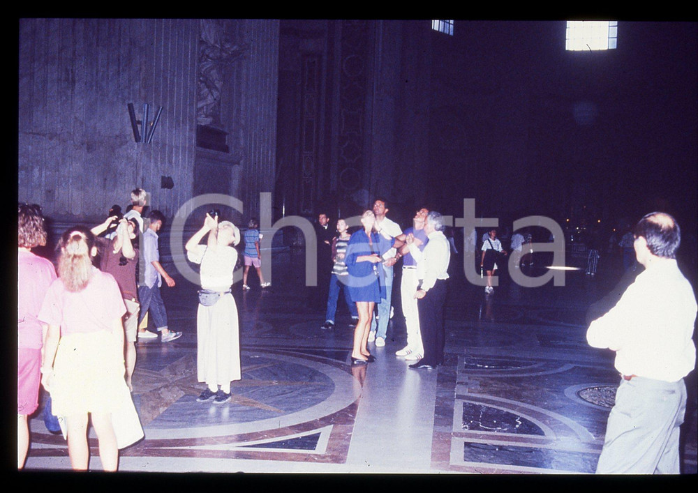 Sylvester STALLONE e Jennifer FLAVIN - ROMA 1990 ca 35 mm vintage slide 13 Diapositiva d'epoca, in formato 35 mm.CONDIZIONI: GOODE' severamente vietata la riproduzione. Tutti i diritti sono riservati.Nella diapositiva ICharta mette in vendita, sul negozio eBay e in esclusiva sul sito "icharta" il proprio archivio composto da numerose diapositive e negativi fotografici d'epoca, tutti originali e autentici, che attraversano la storia del costume italiano tra gli la fine degli anni Sessanta e Novanta.Si tratta di uno sguardo inedito sull'attualità, la politica, la vita quotidiana, il gossip e la cultura, che fotografa il cambiamento della nazione in quest'ultimo scorcio del XX secolo. Un'occasione unica per il mercato del collezionismo, che vede finalmente disponibile un archivio eccezionale per vastità, tematiche e condizioni, in un settore (il negativo fotografico e la diapositiva) di assoluta novità e dalle interessanti prospettive di investimento.  GOOD/buono   originale e autentica 1
