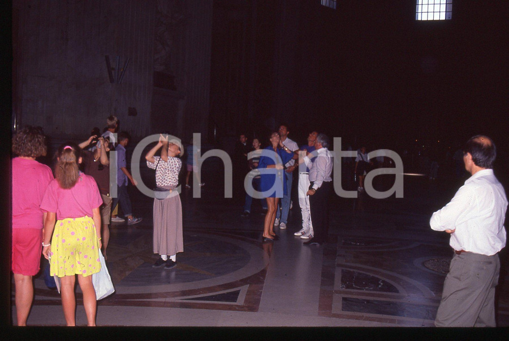 Sylvester STALLONE e Jennifer FLAVIN - ROMA 1990 ca 35 mm vintage slide 16 Diapositiva d'epoca, in formato 35 mm.CONDIZIONI: GOODE' severamente vietata la riproduzione. Tutti i diritti sono riservati.Nella diapositiva ICharta mette in vendita, sul negozio eBay e in esclusiva sul sito "icharta" il proprio archivio composto da numerose diapositive e negativi fotografici d'epoca, tutti originali e autentici, che attraversano la storia del costume italiano tra gli la fine degli anni Sessanta e Novanta.Si tratta di uno sguardo inedito sull'attualità, la politica, la vita quotidiana, il gossip e la cultura, che fotografa il cambiamento della nazione in quest'ultimo scorcio del XX secolo. Un'occasione unica per il mercato del collezionismo, che vede finalmente disponibile un archivio eccezionale per vastità, tematiche e condizioni, in un settore (il negativo fotografico e la diapositiva) di assoluta novità e dalle interessanti prospettive di investimento.  GOOD/buono   originale e autentica 1