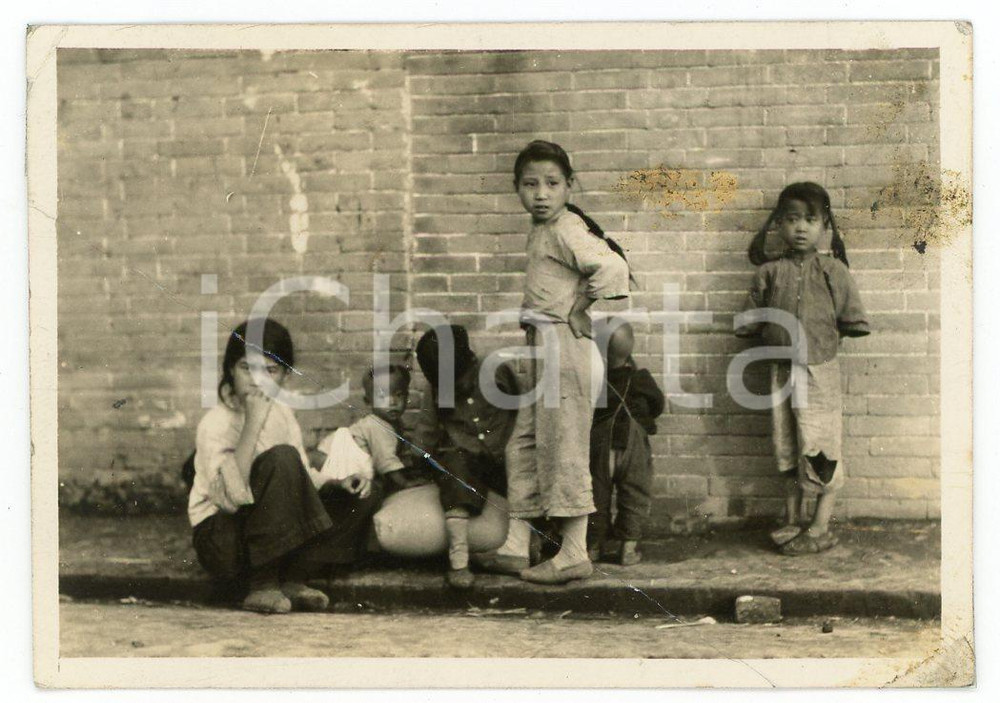 1935 ca CINA TIENTSIN - Gruppo di bambini - Foto 8x6 cm DANNEGGIATA Fotografia d'epoca. VERY POOR/gravemente danneggiato profonda piegatura trasversale e macchie al lato destro Formato: 8x6 cm originale e autentica 1