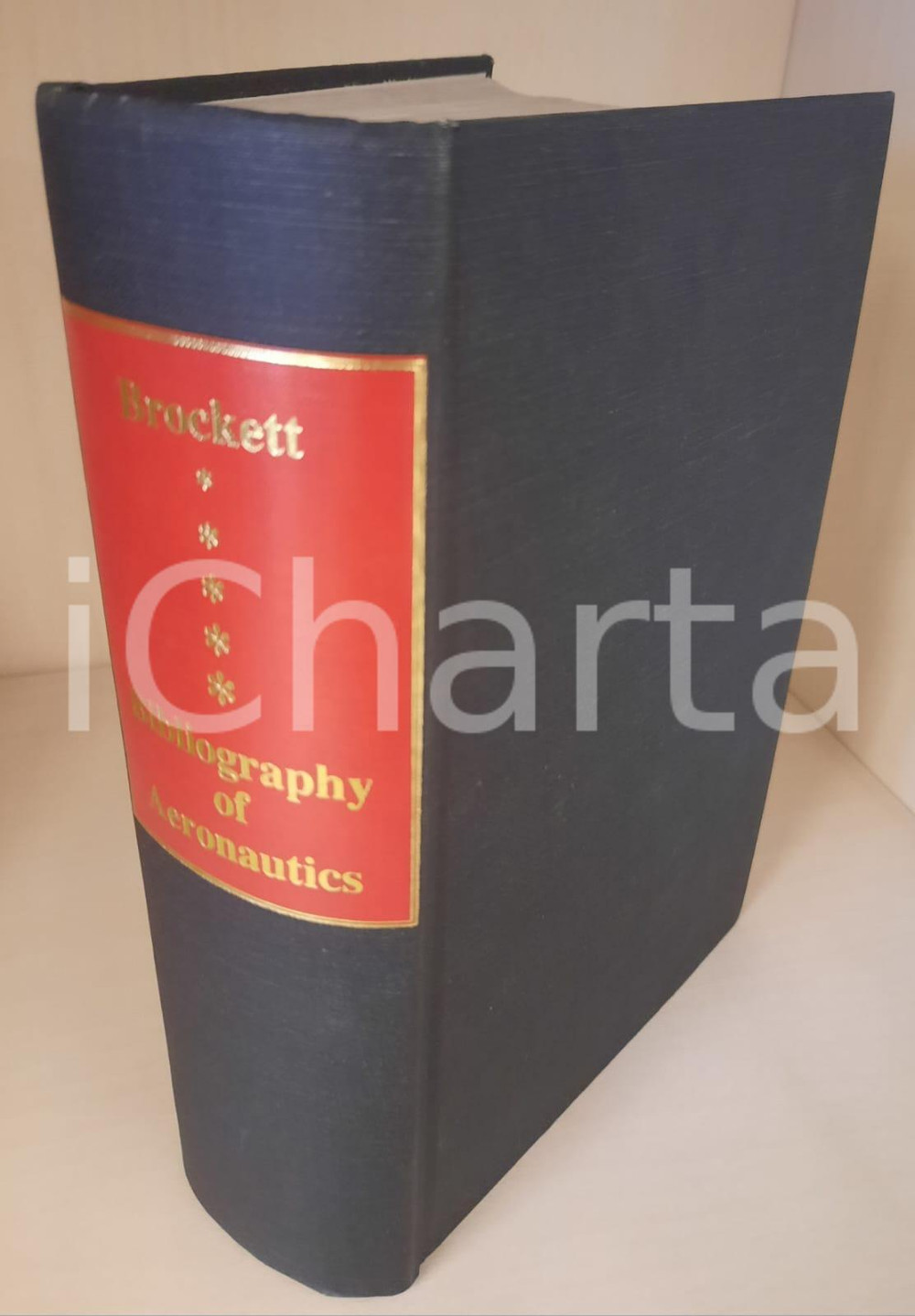 1910 Paul BROCKETT Bibliography of Aeronautics - Smithsonian *REPRINT 1997 (2) Pubblicazione originale d'epoca, brossura editoriale con copertina in tela.Edizione facsimile dell'originale pubblicato nel 1910 dalla Smithsonian Institution, volume 55. PAGINE: 940EDITORE: Staten Island, NY - Maurizio Martino GOOD/buono ottime condizioni interne, ma tracce d'uso in copertina e lievi sporcature al taglio Formato: 14x22 cm originale e autentica 1