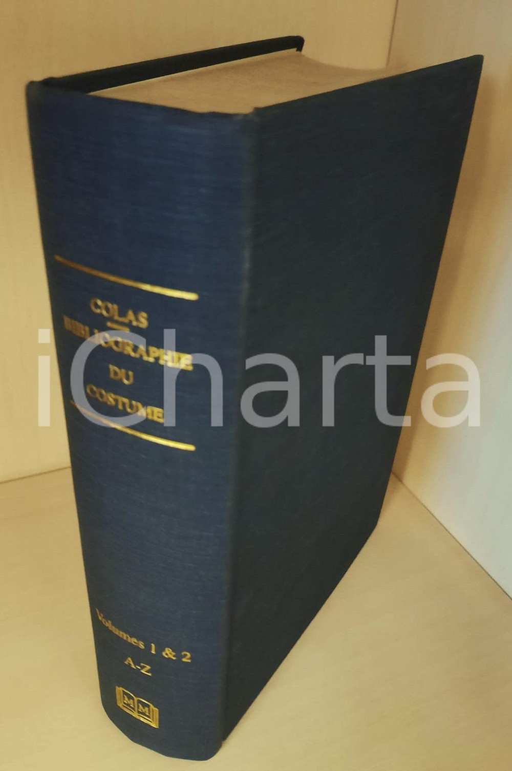 1933 René COLAS Bibliographie générale costume et mode *Vol. 1-2 REPRINT1994 (1) Pubblicazione originale, edizione limitata in facsimile dell'edizione del 1933.PAGINE: 1411 + 69EDITORE: Martino Publisher GOOD/buono ma lievi sporcature al taglio e minime tracce d'uso Formato: 16x23 cm originale e autentica 1
