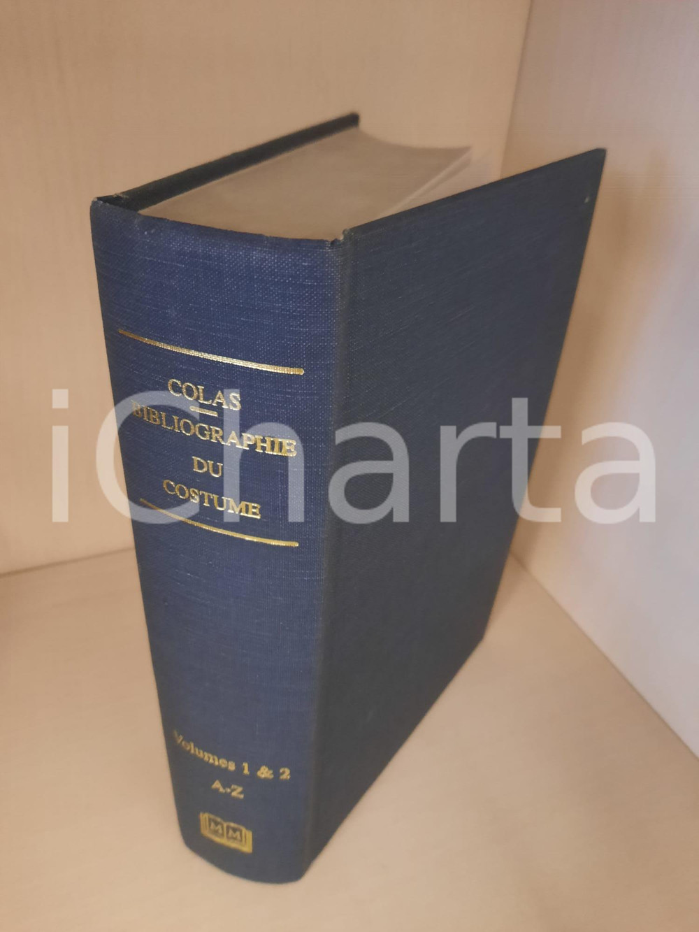 1933 René COLAS Bibliographie générale costume et mode *Vol. 1-2 REPRINT1994 (2) Pubblicazione originale, edizione limitata in facsimile dell'edizione del 1933.PAGINE: 1411 + 69EDITORE: Martino Publisher GOOD/buono ma lievi sporcature al taglio e minime tracce d'uso Formato: 16x23 cm originale e autentica 1